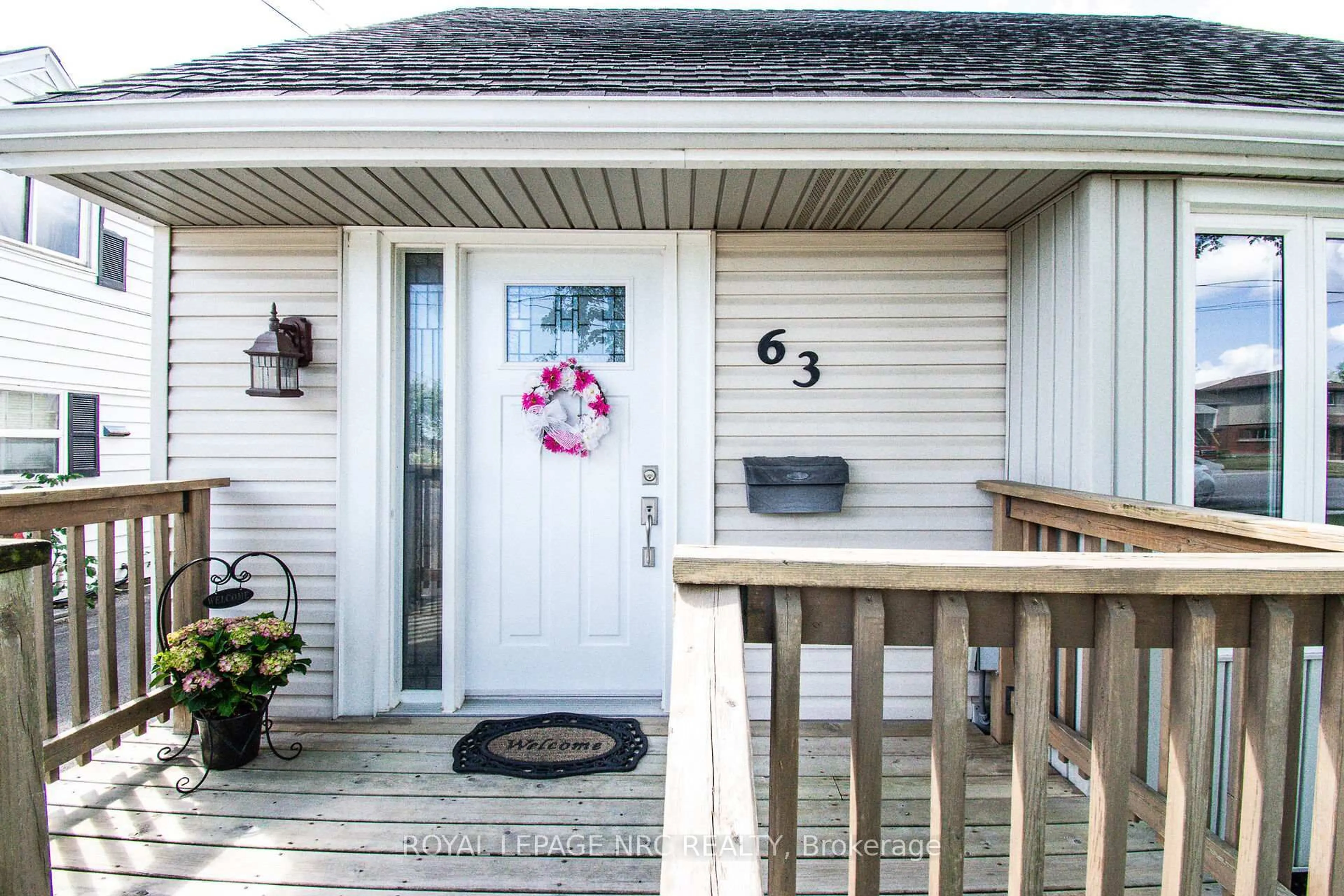 Home with vinyl exterior material, street for 63 Elgin St, Thorold Ontario L2V 3B8