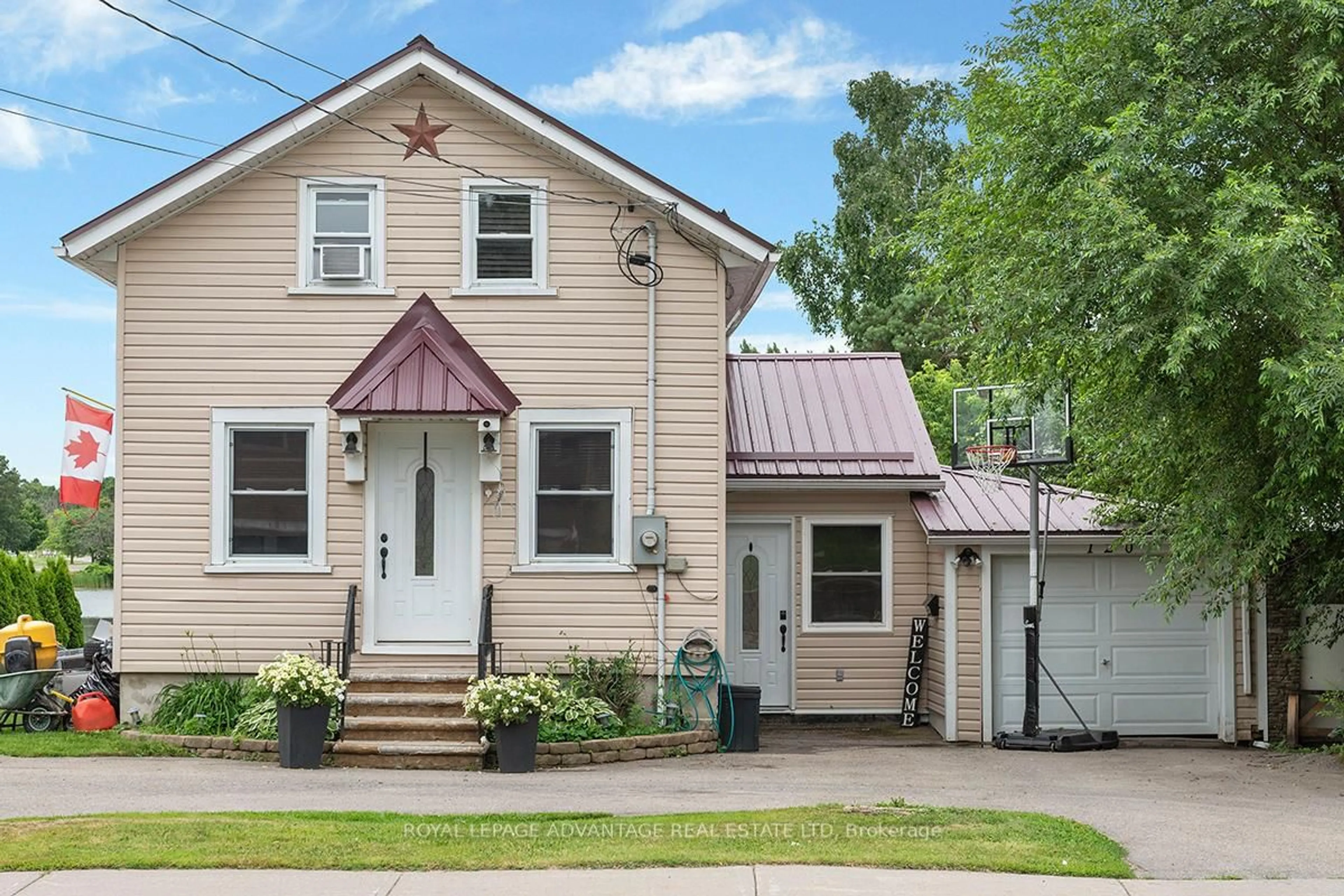Home with vinyl exterior material, street for 120 Queen St, Smiths Falls Ontario K7A 3N6
