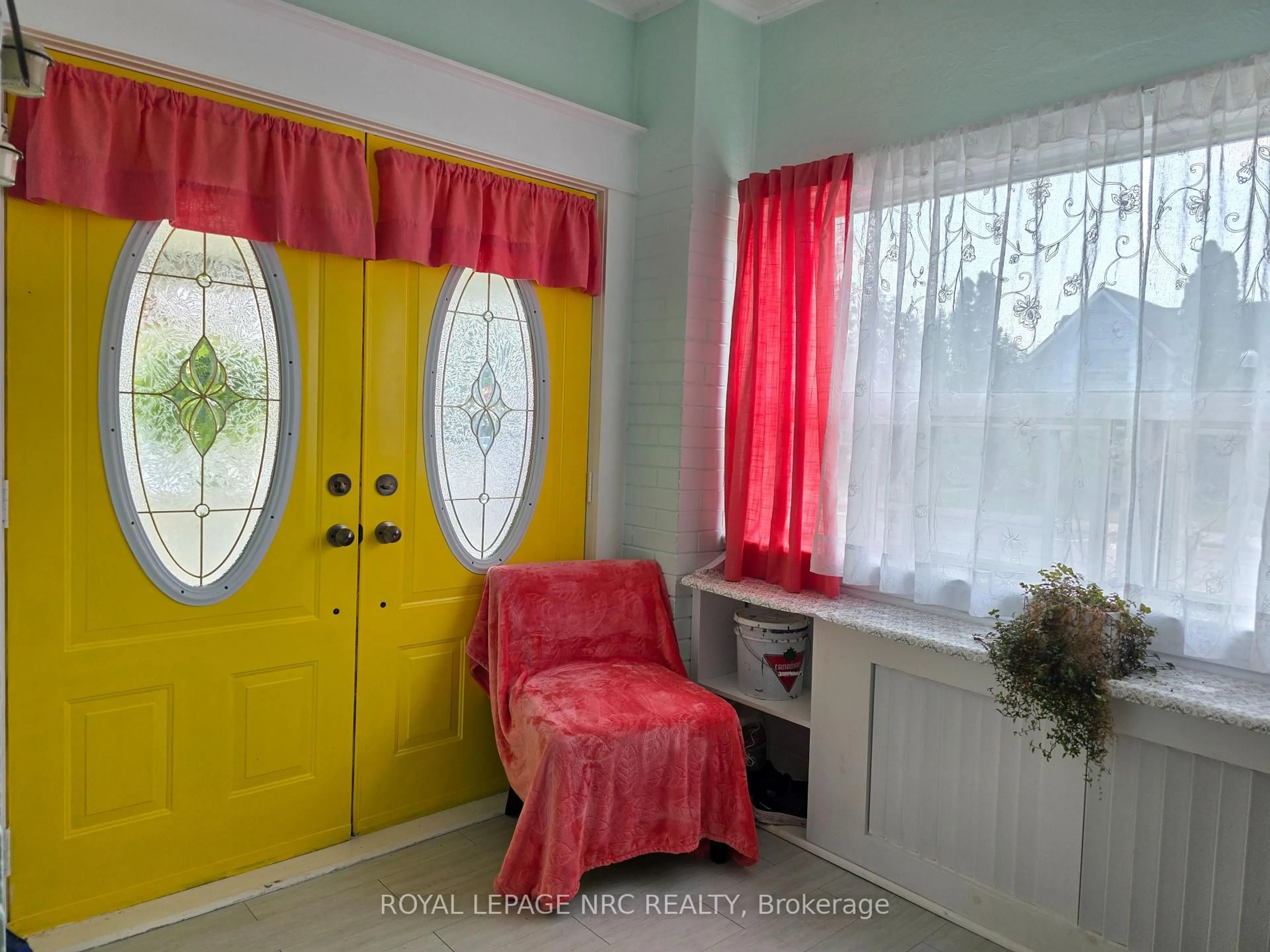 Indoor entryway for 228 Jarvis St, Fort Erie Ontario L2A 2S5