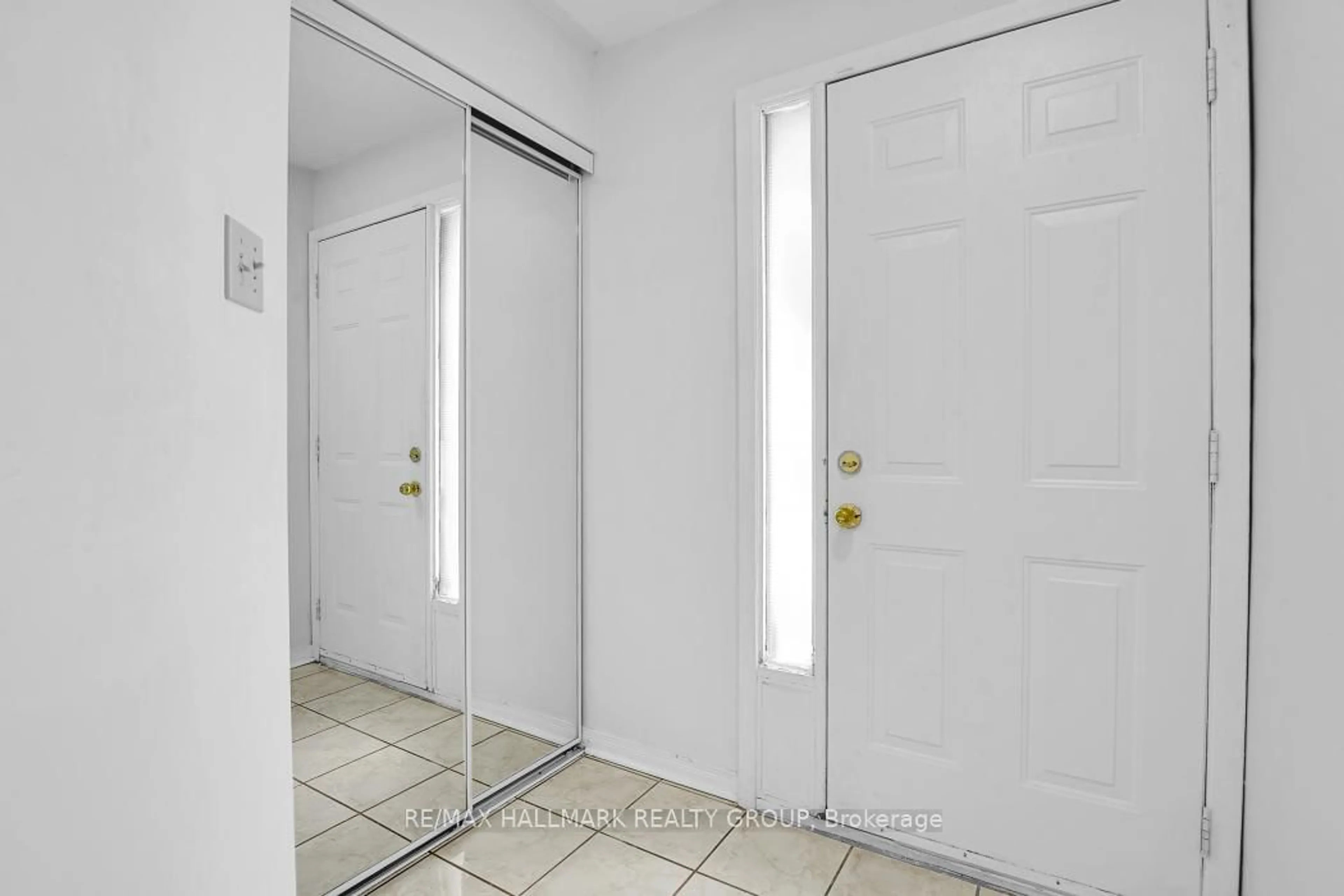 Indoor entryway for 2772 Pimlico Cres #81, Ottawa Ontario K1T 2A8