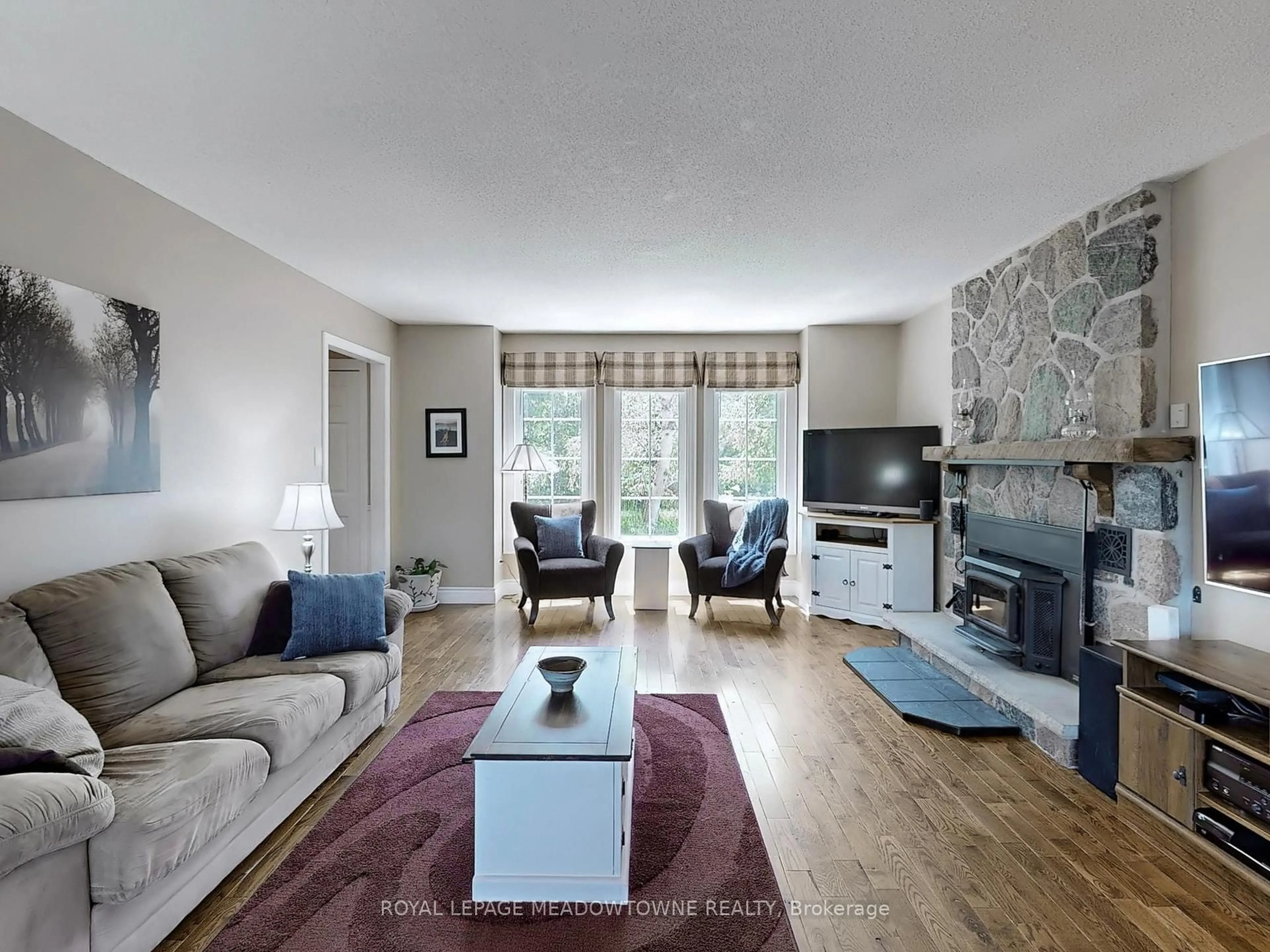 Living room with furniture, unknown for 4905 First Line, Erin Ontario L7J 2L9