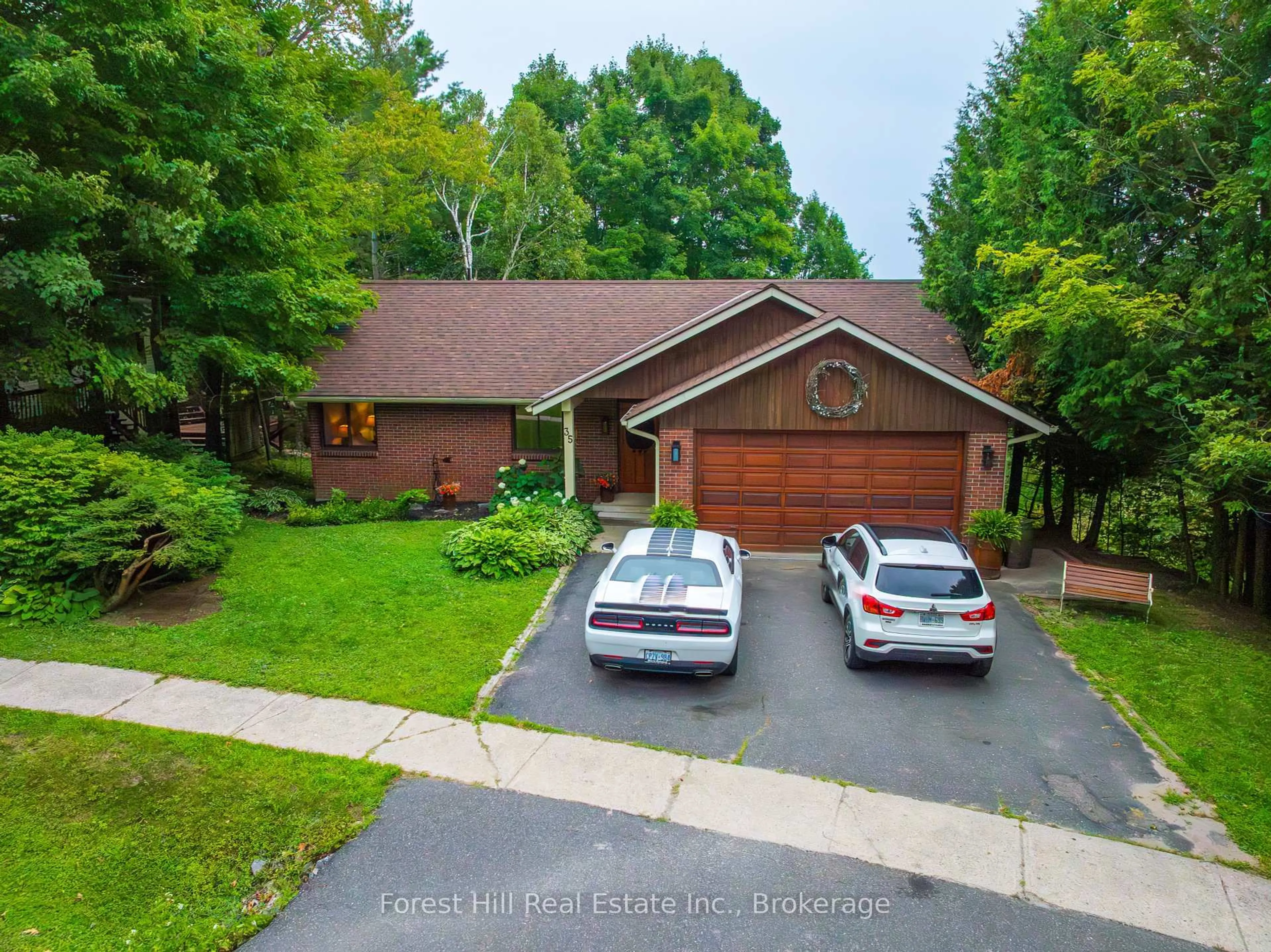 A pic from outside/outdoor area/front of a property/back of a property/a pic from drone, street for 35 Westvale Dr, Bracebridge Ontario P1L 1B5