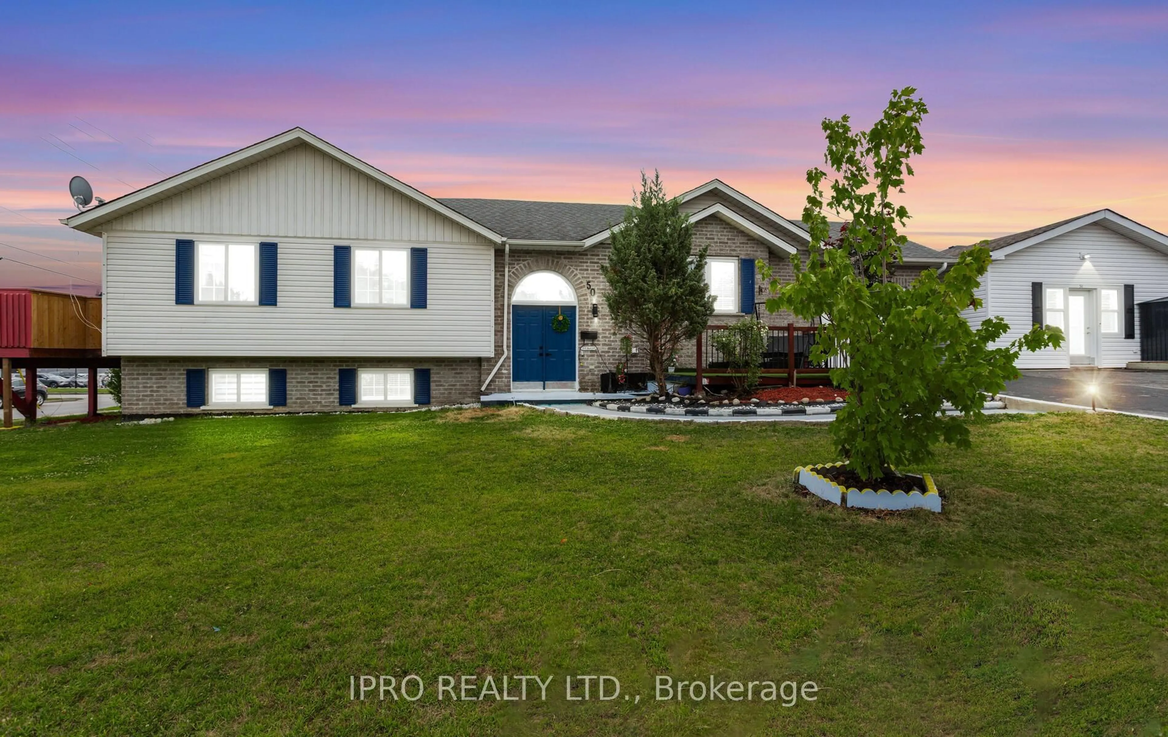 A pic from outside/outdoor area/front of a property/back of a property/a pic from drone, unknown for 50 Galt Ave, Cambridge Ontario N1R 8N5