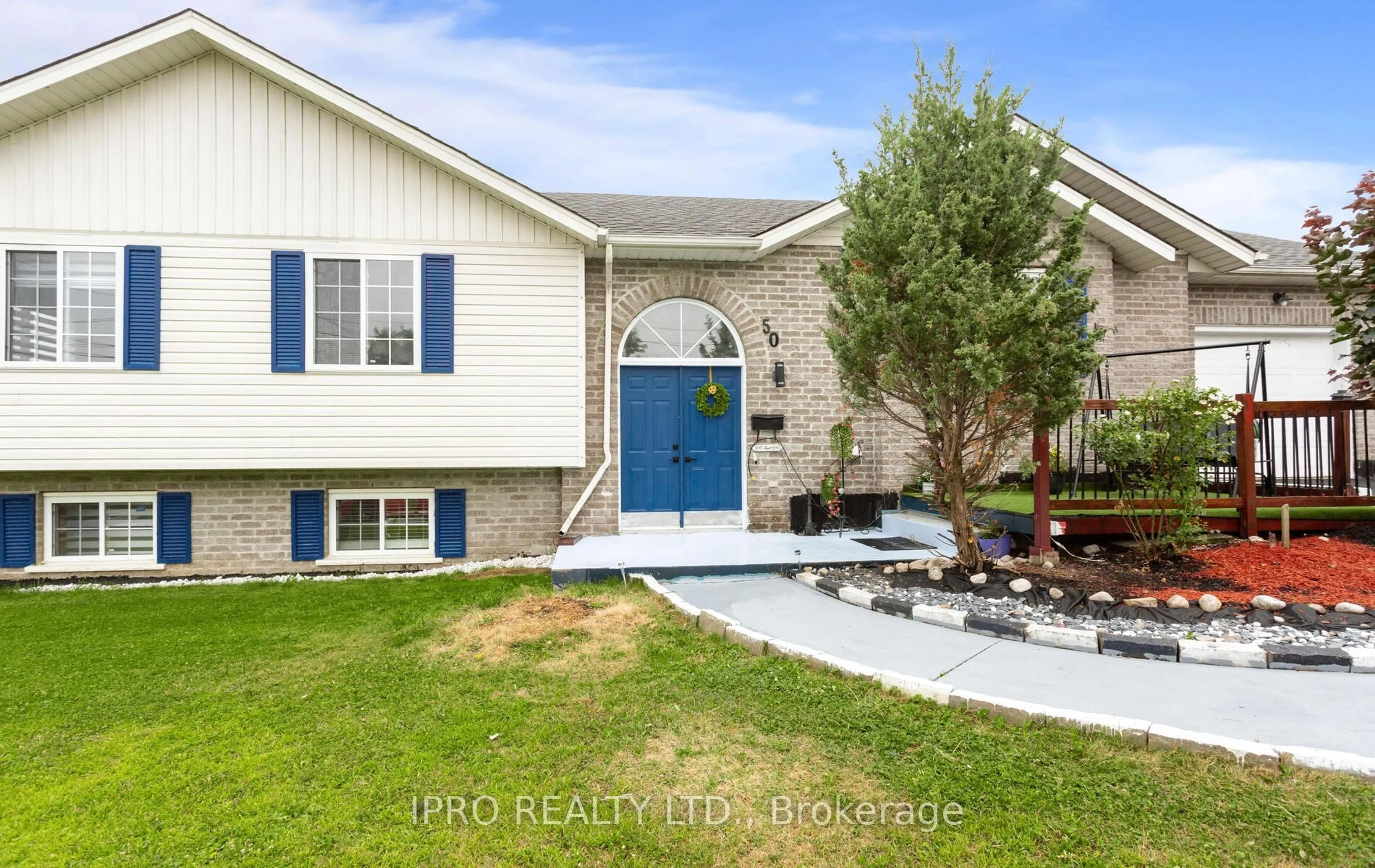 Home with vinyl exterior material, water/lake/river/ocean view for 50 Galt Ave, Cambridge Ontario N1R 8N5