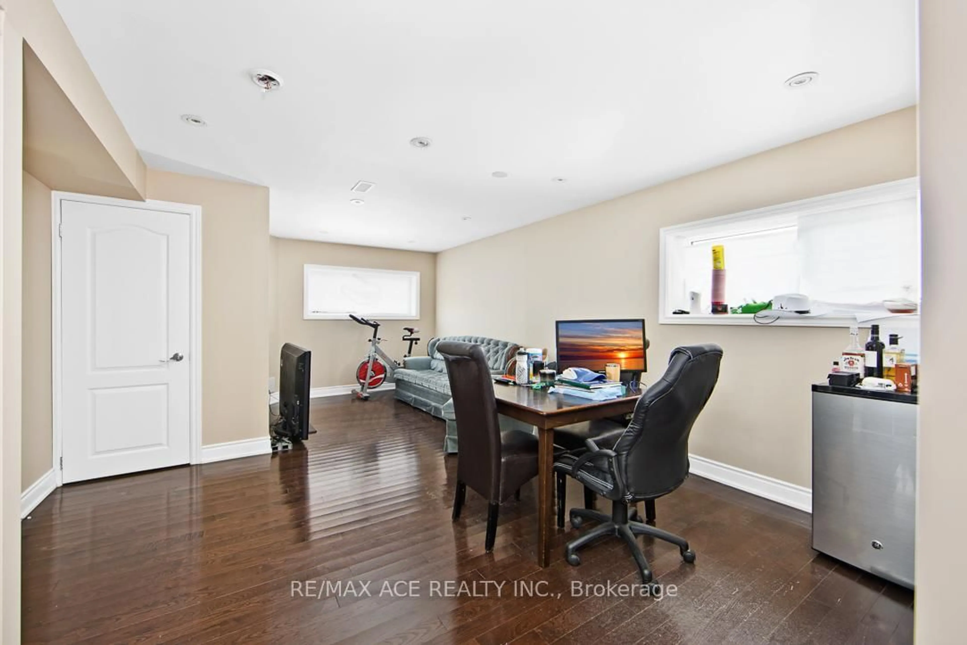 A pic of a room for 205 Emerson St, Hamilton Ontario L8S 2Y3