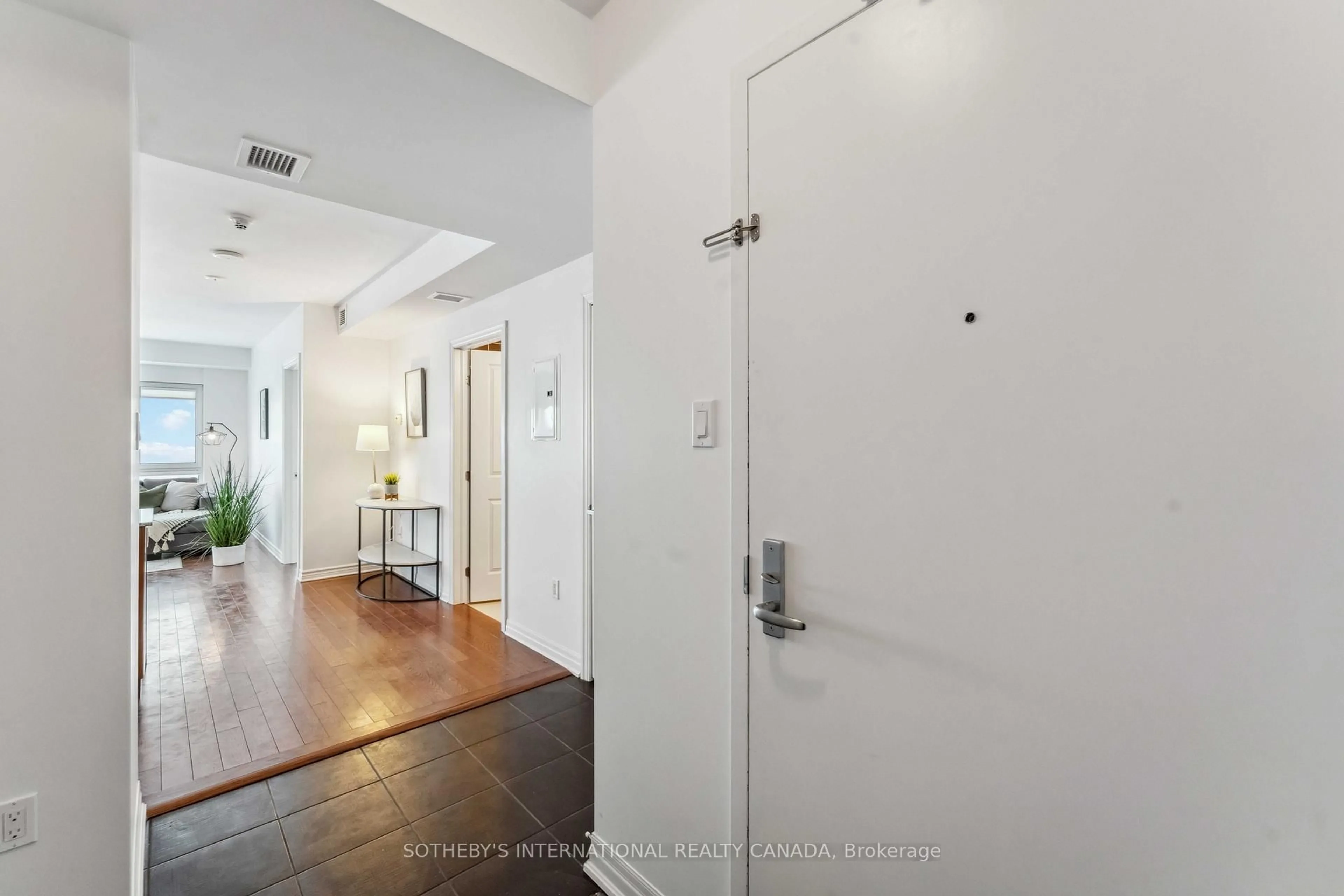 Indoor entryway for 90 Landry St #907, Ottawa Ontario K1L 0A9