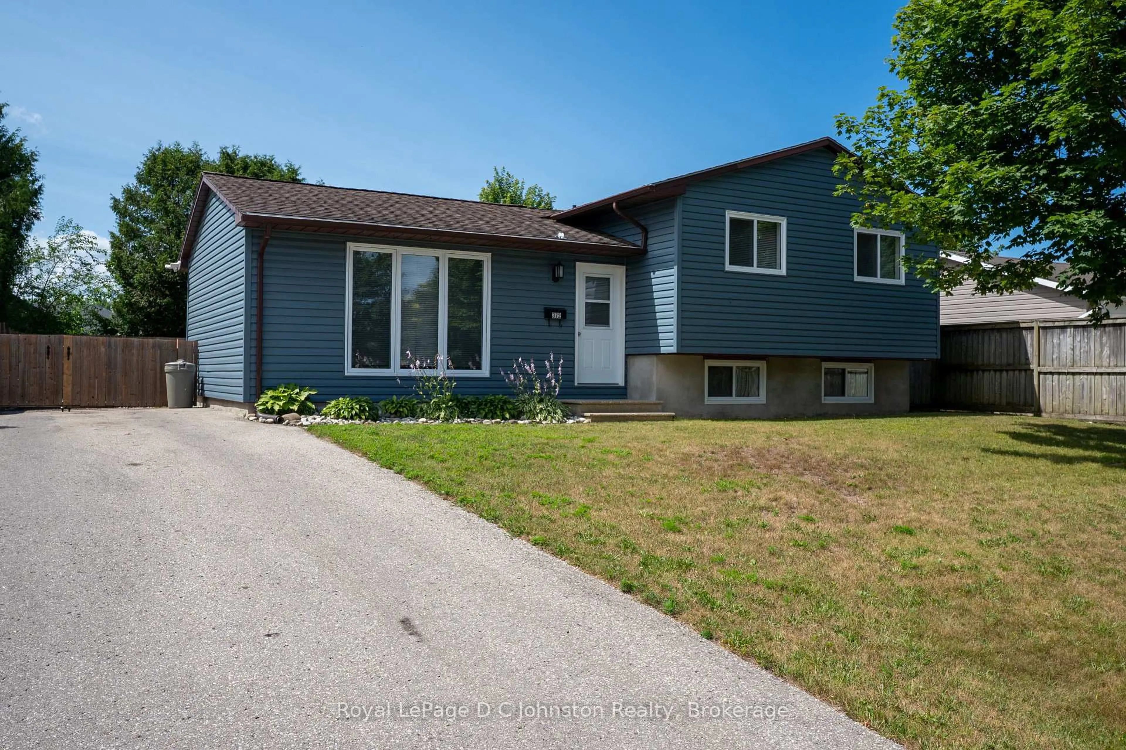 Home with vinyl exterior material, street for 372 Provincial St, Saugeen Shores Ontario N0H 2C1