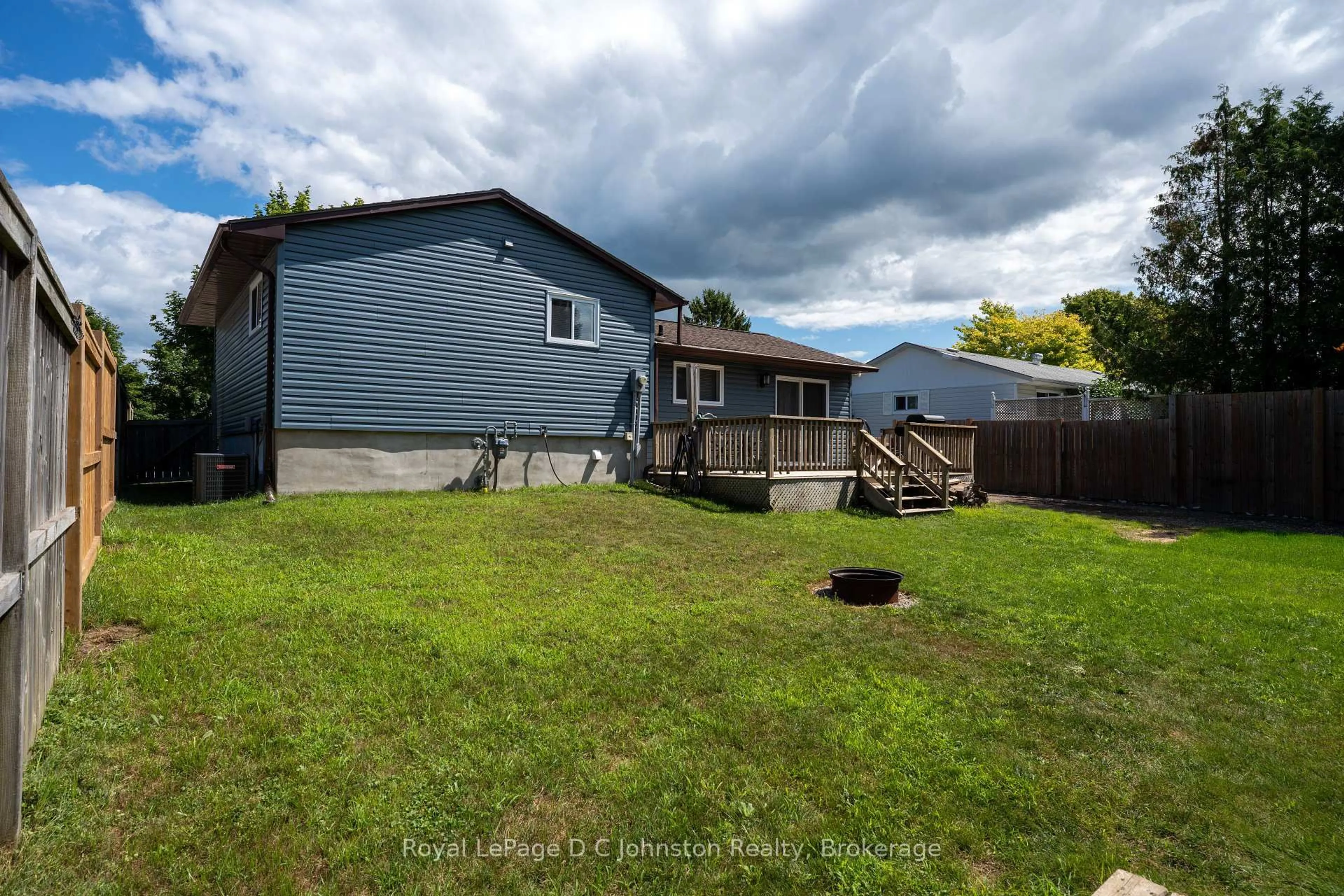 A pic from outside/outdoor area/front of a property/back of a property/a pic from drone, unknown for 372 Provincial St, Saugeen Shores Ontario N0H 2C1
