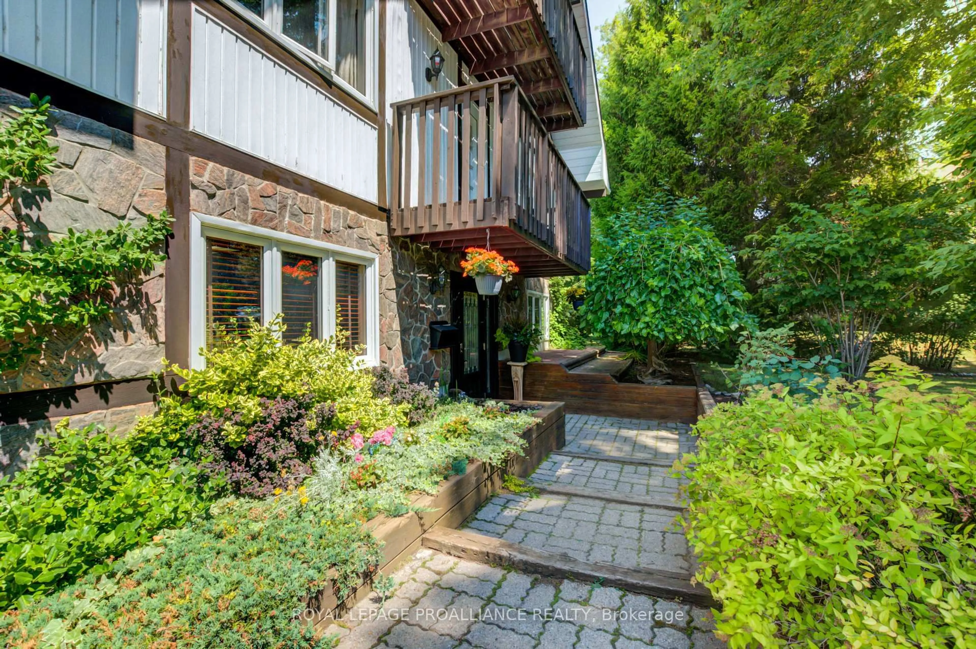Patio, street for 11 Mohawk Ave, Brighton Ontario K0K 1H0