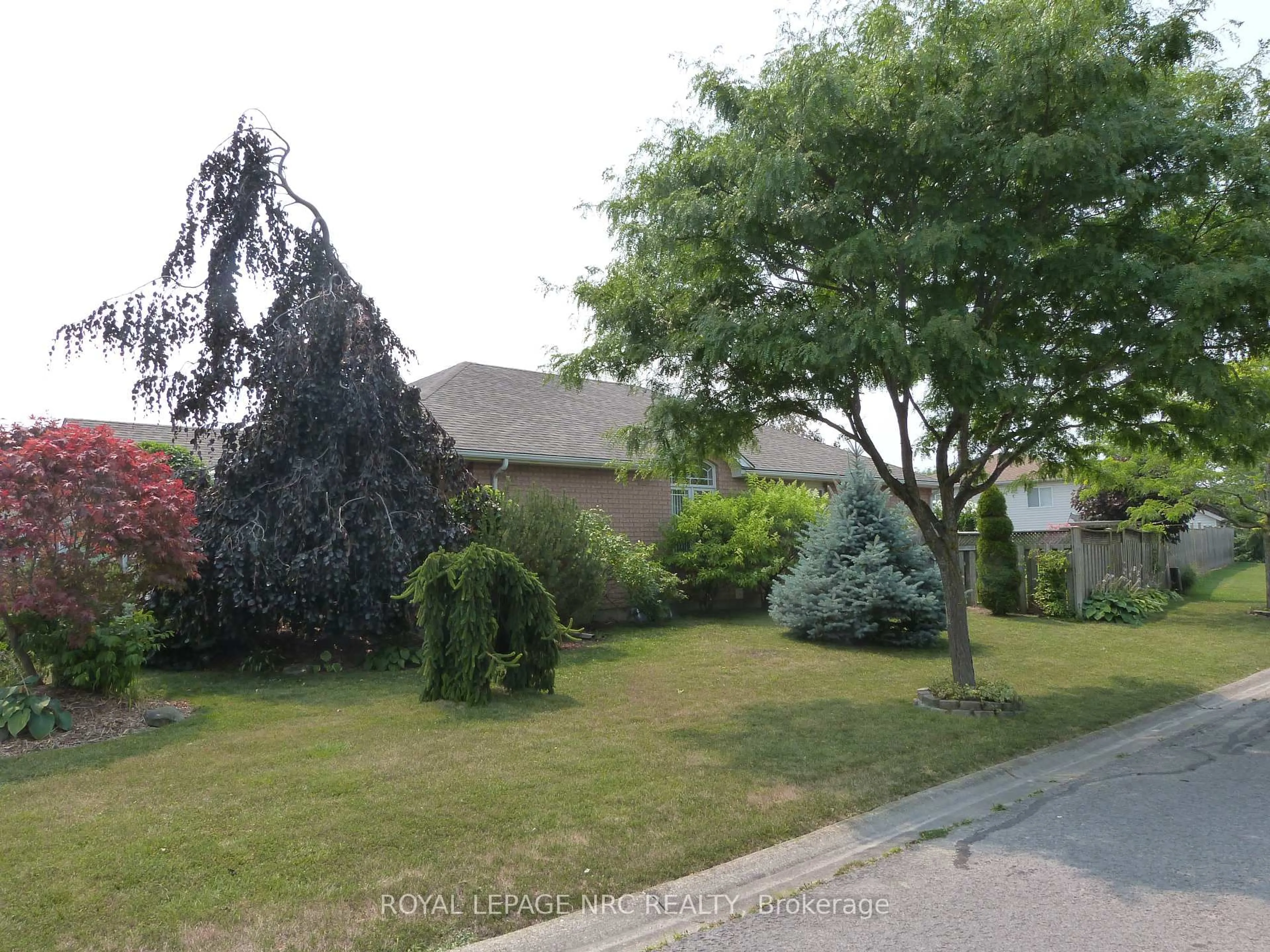 A pic from outside/outdoor area/front of a property/back of a property/a pic from drone, street for 5349 Beaver Valley Way, Niagara Falls Ontario L2H 3K4