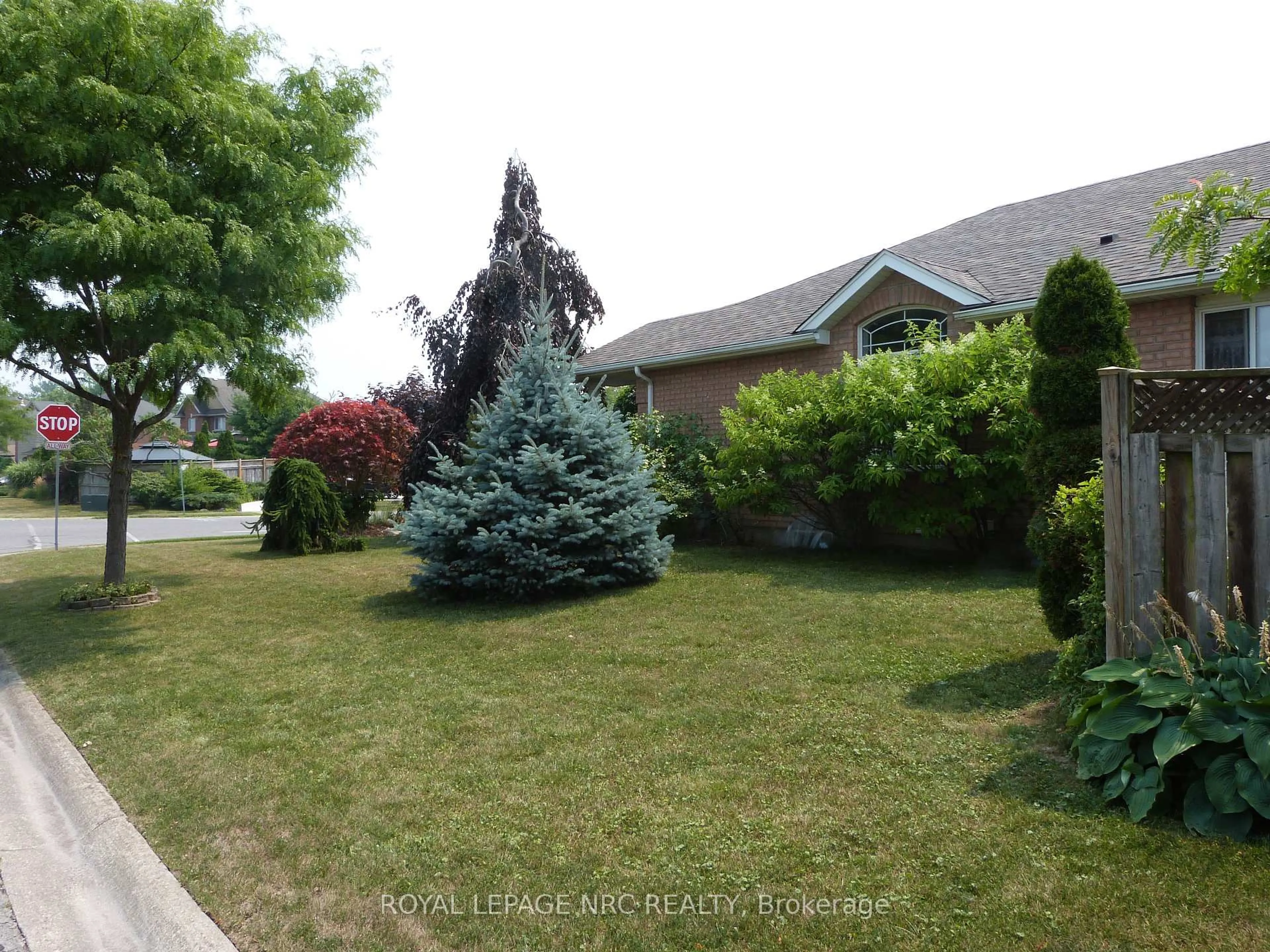 A pic from outside/outdoor area/front of a property/back of a property/a pic from drone, street for 5349 Beaver Valley Way, Niagara Falls Ontario L2H 3K4