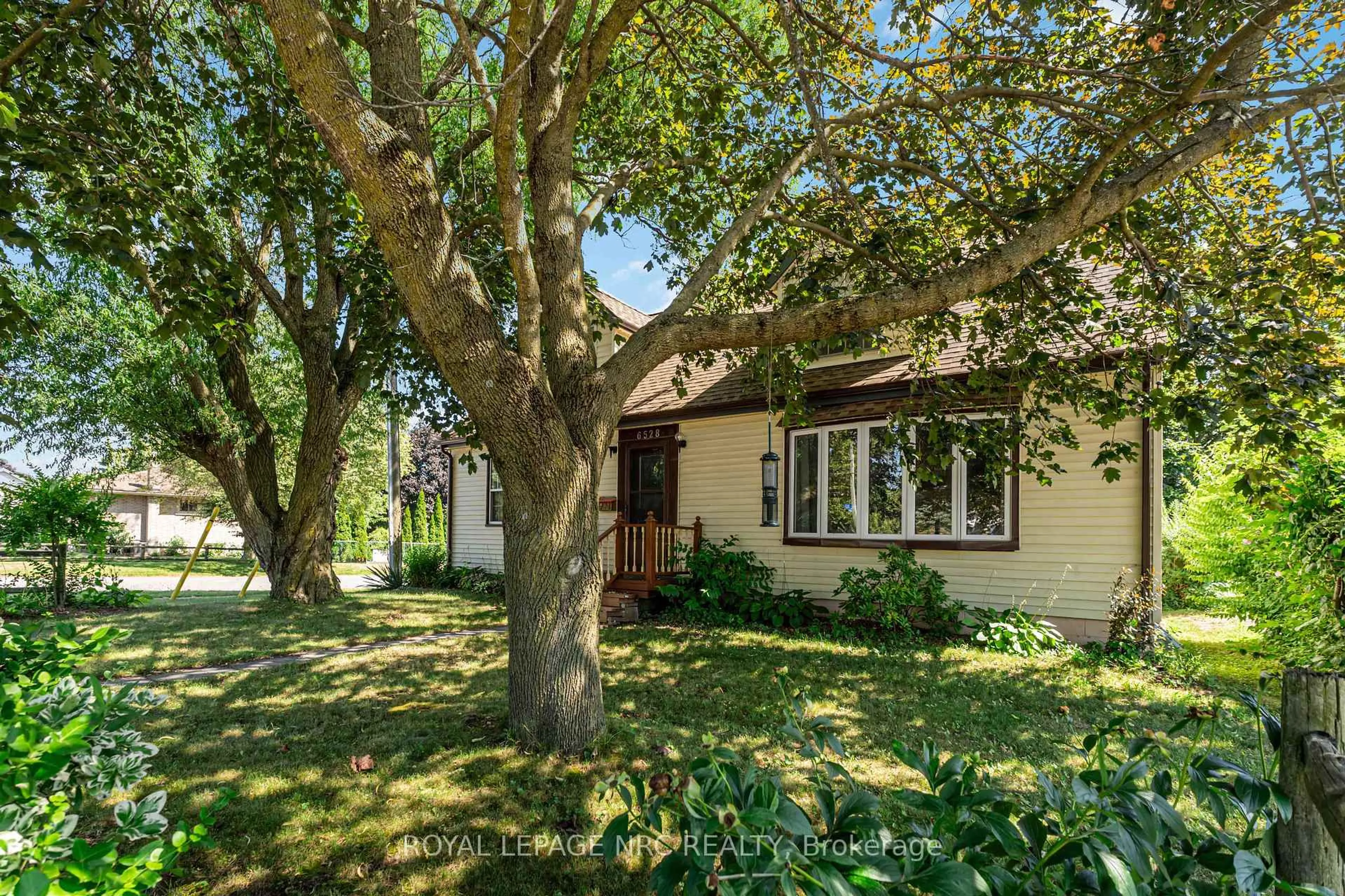 A pic from outside/outdoor area/front of a property/back of a property/a pic from drone, street for 6528 Riall St, Niagara Falls Ontario L2J 1Z6