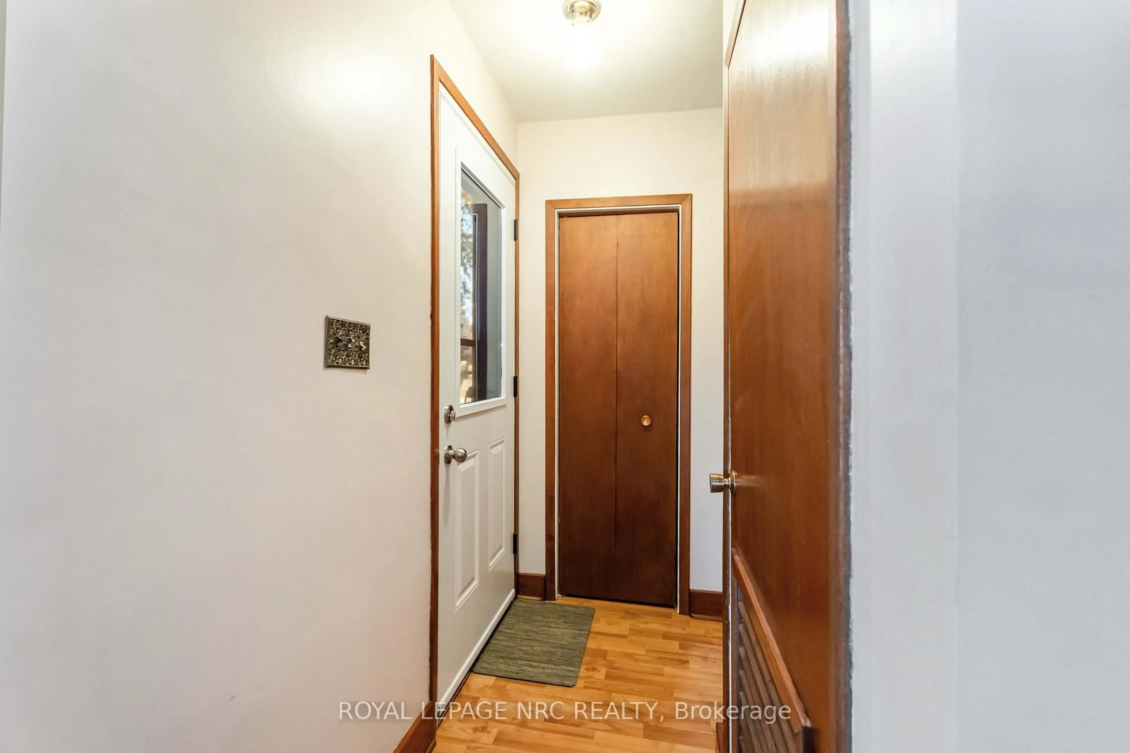 Indoor entryway for 6528 Riall St, Niagara Falls Ontario L2J 1Z6