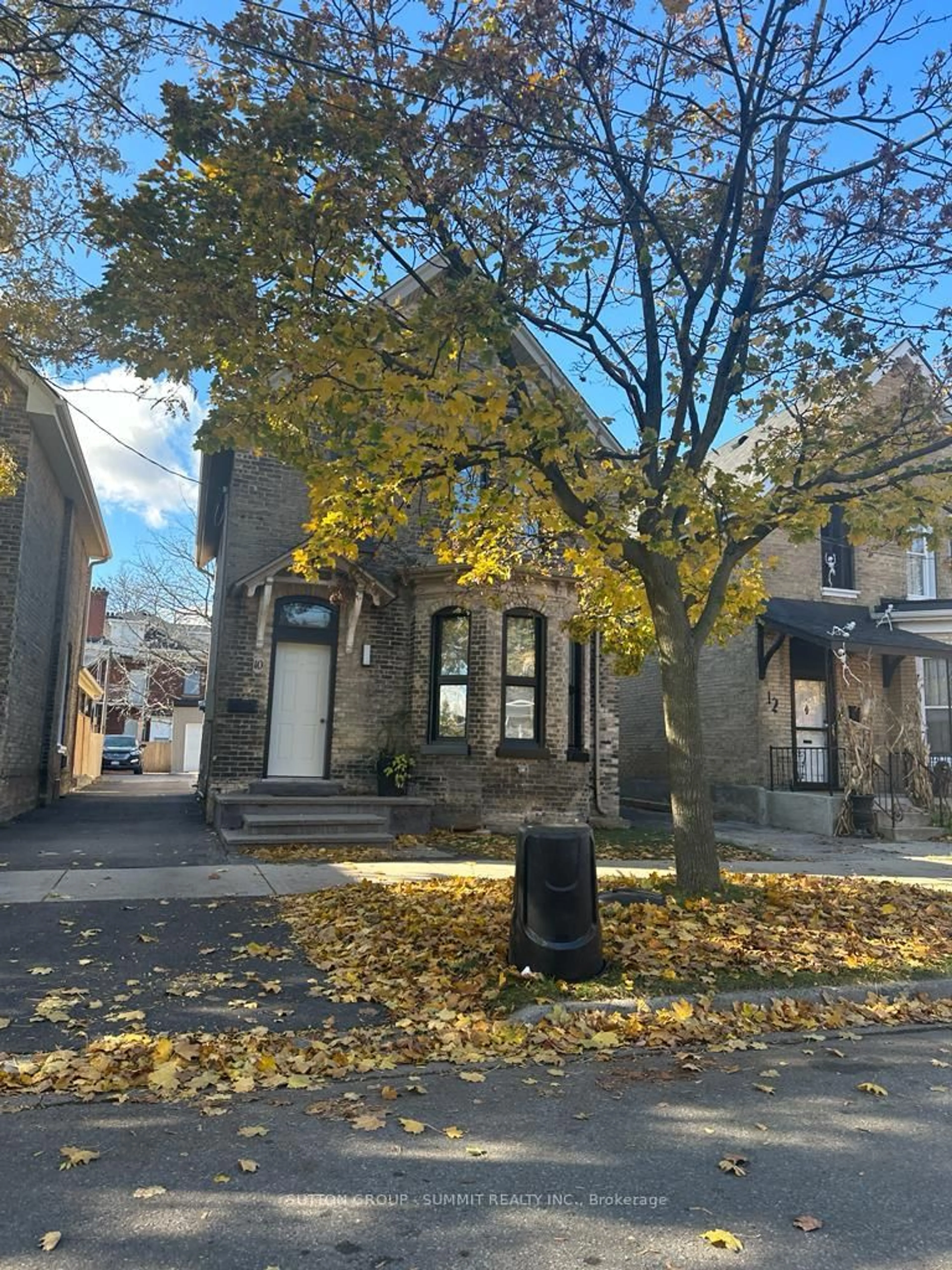 A pic from outside/outdoor area/front of a property/back of a property/a pic from drone, street for 10 PEARL St, Brantford Ontario N3T 3N4