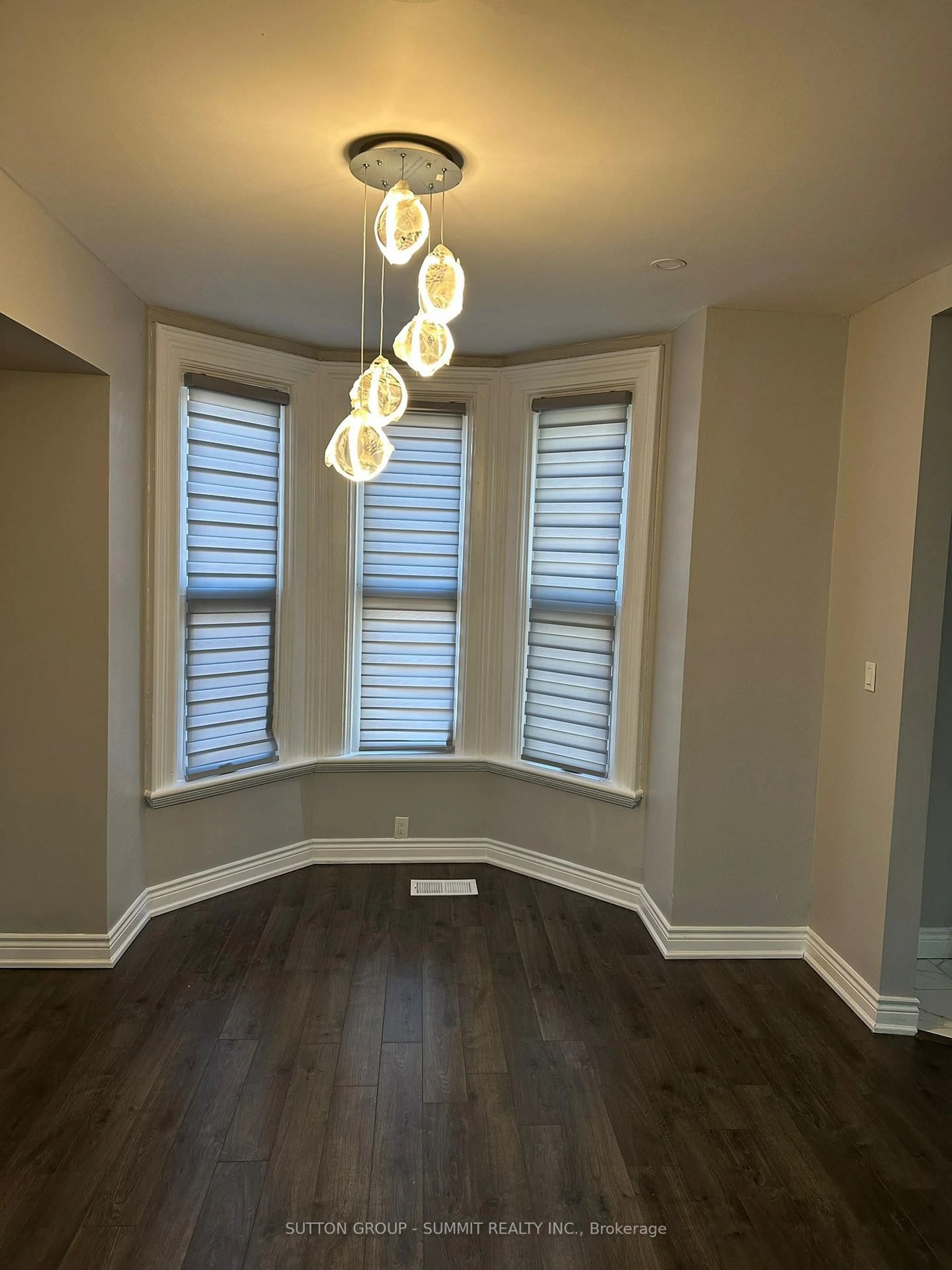 A pic of a room for 10 PEARL St, Brantford Ontario N3T 3N4
