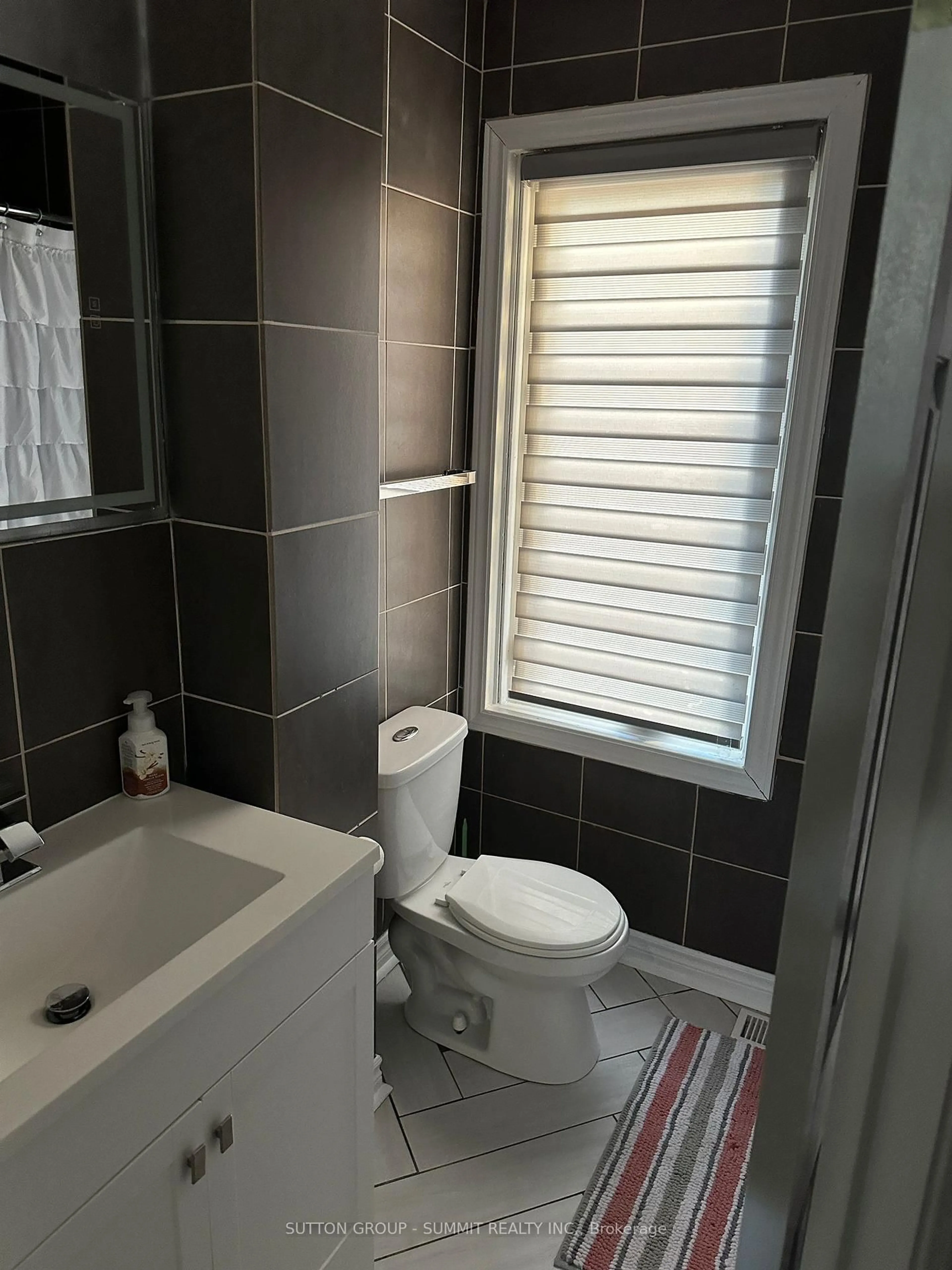 Standard bathroom, ceramic/tile floor for 10 PEARL St, Brantford Ontario N3T 3N4