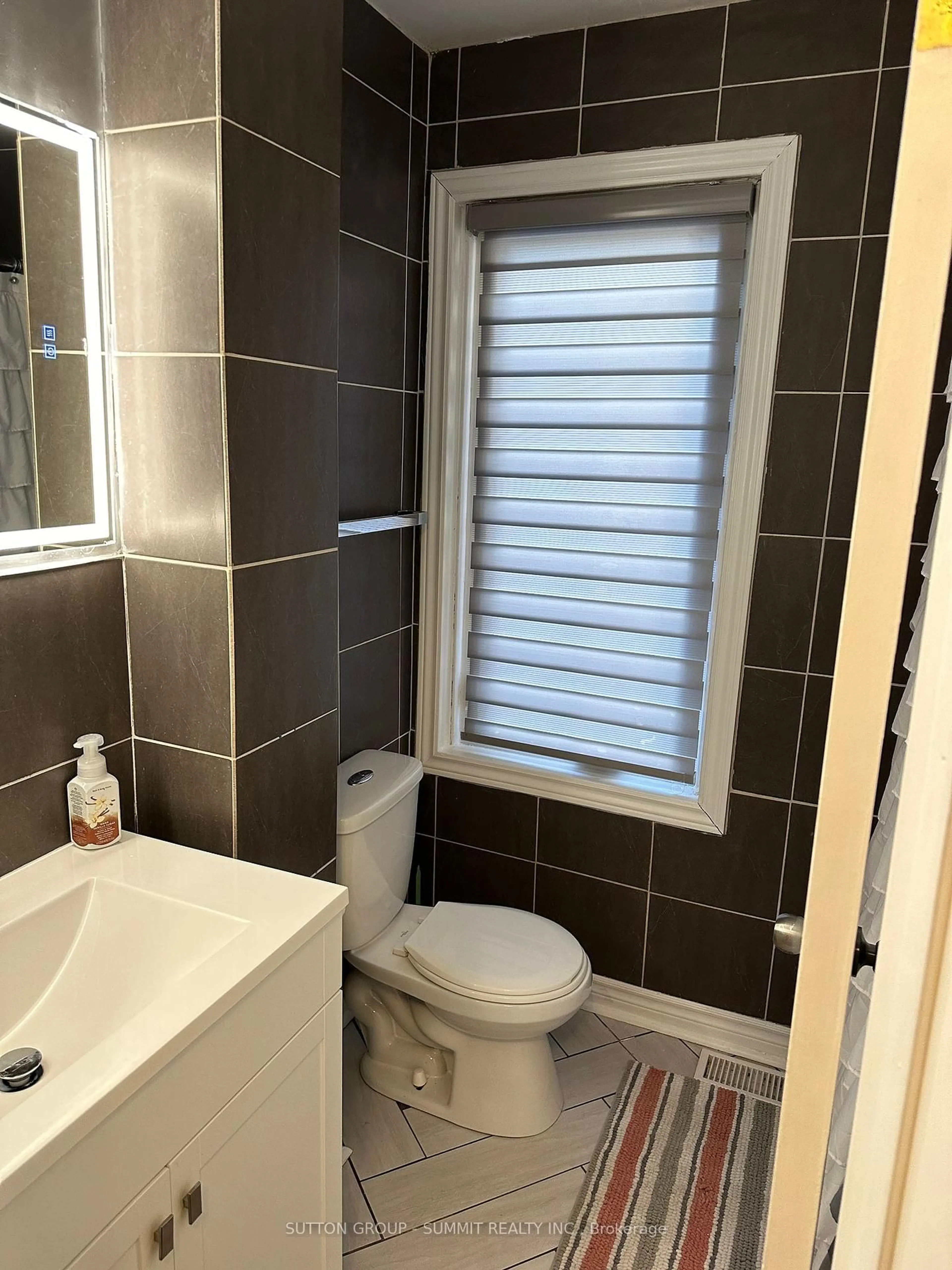 Standard bathroom, ceramic/tile floor for 10 PEARL St, Brantford Ontario N3T 3N4