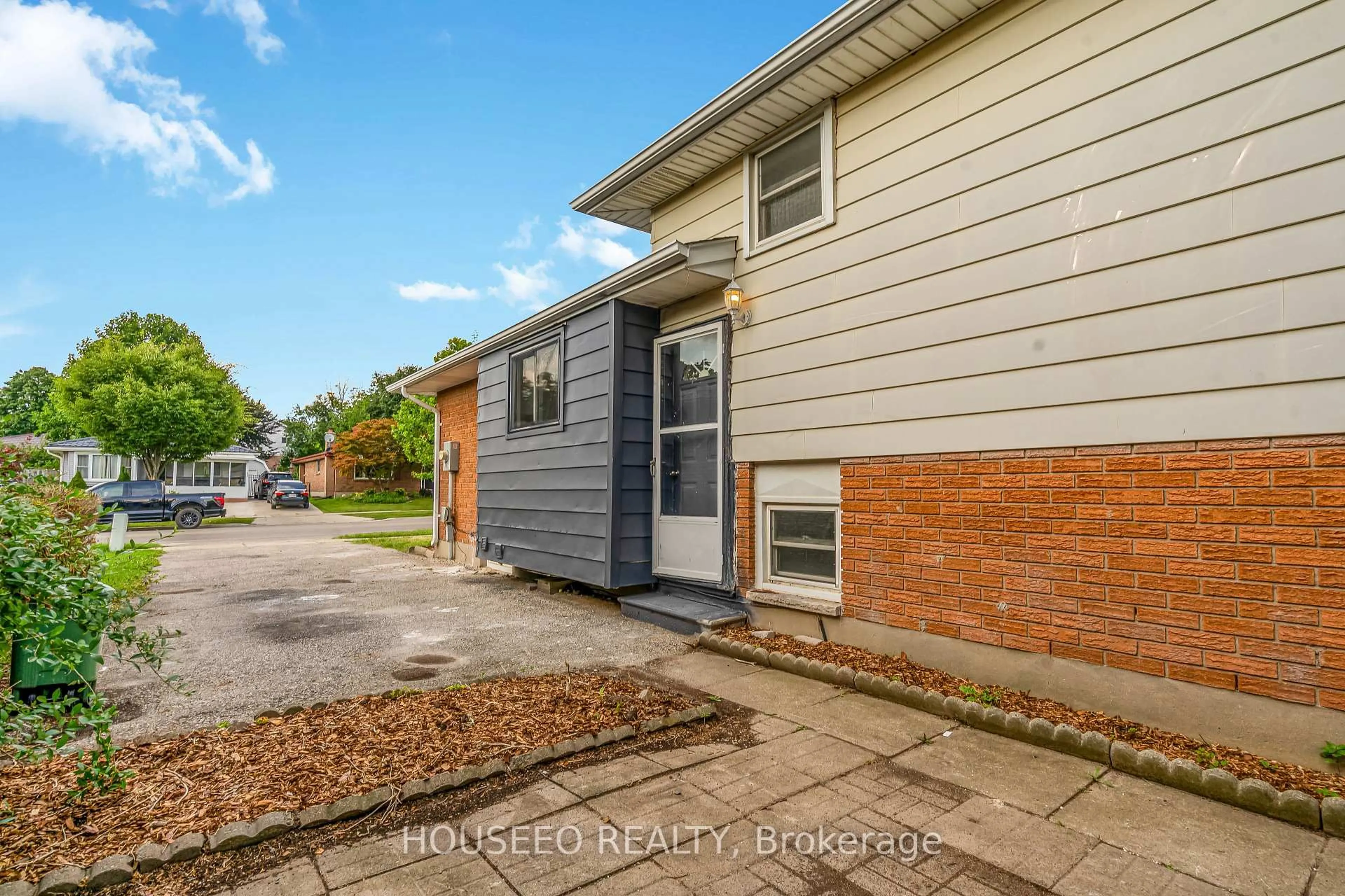 A pic from outside/outdoor area/front of a property/back of a property/a pic from drone, street for 481 Ferndale Ave, London South Ontario N6C 4Y1