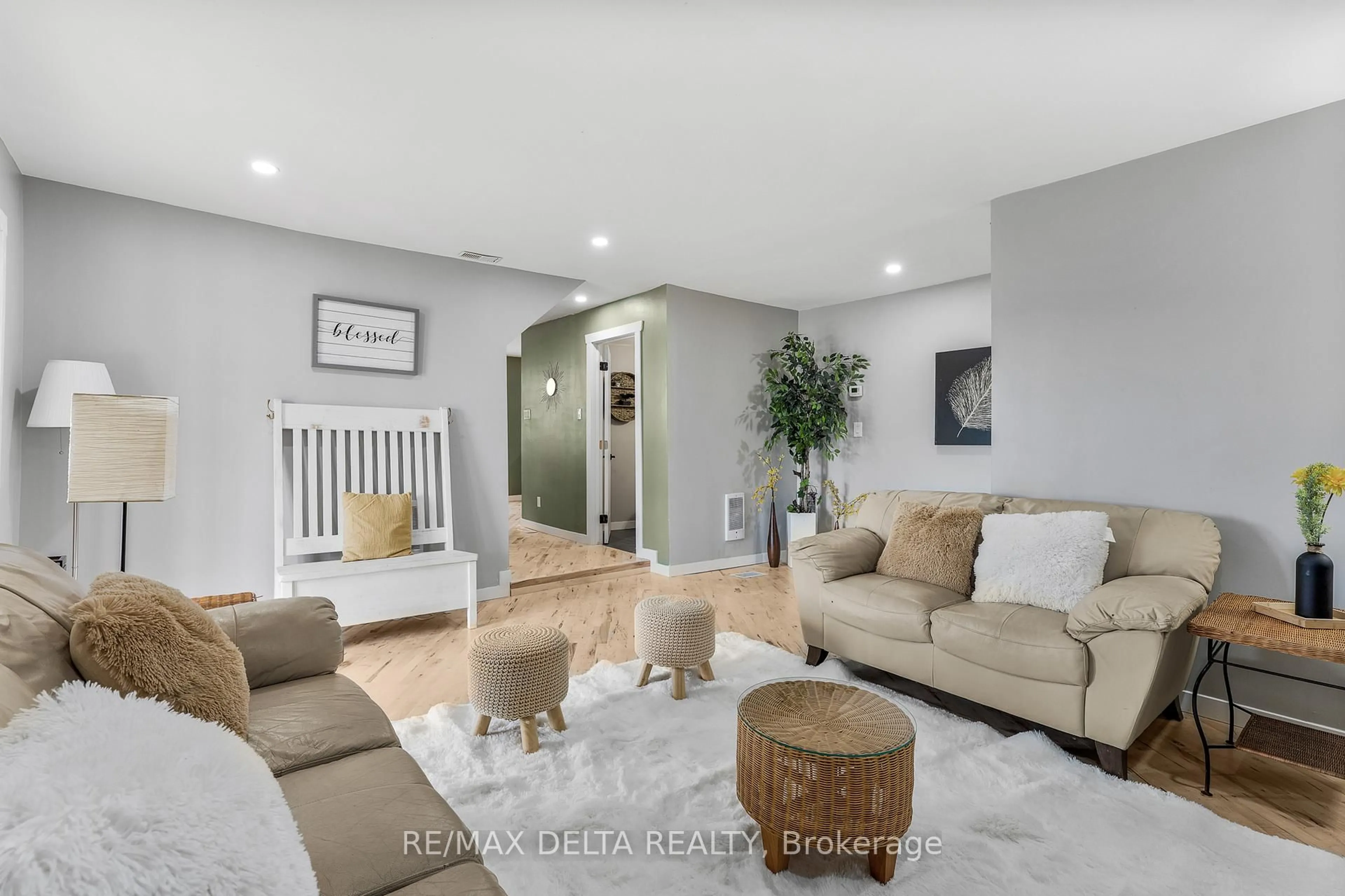 Living room with furniture, unknown for 637 County Road 9 Rd, Alfred and Plantagenet Ontario K0B 1L0