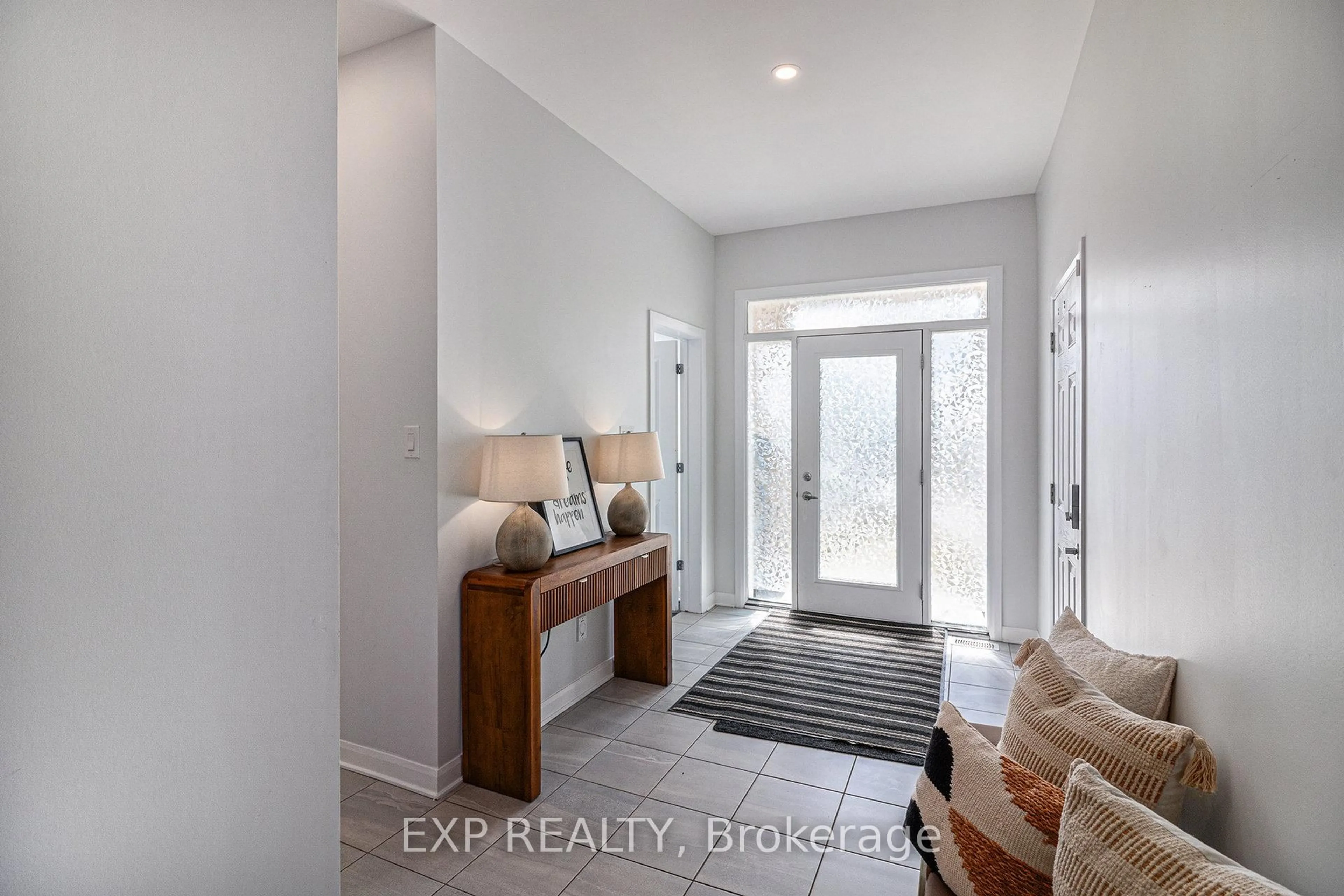 Indoor entryway for 615 IDYLLIC Terr, Ottawa Ontario K4A 5N9