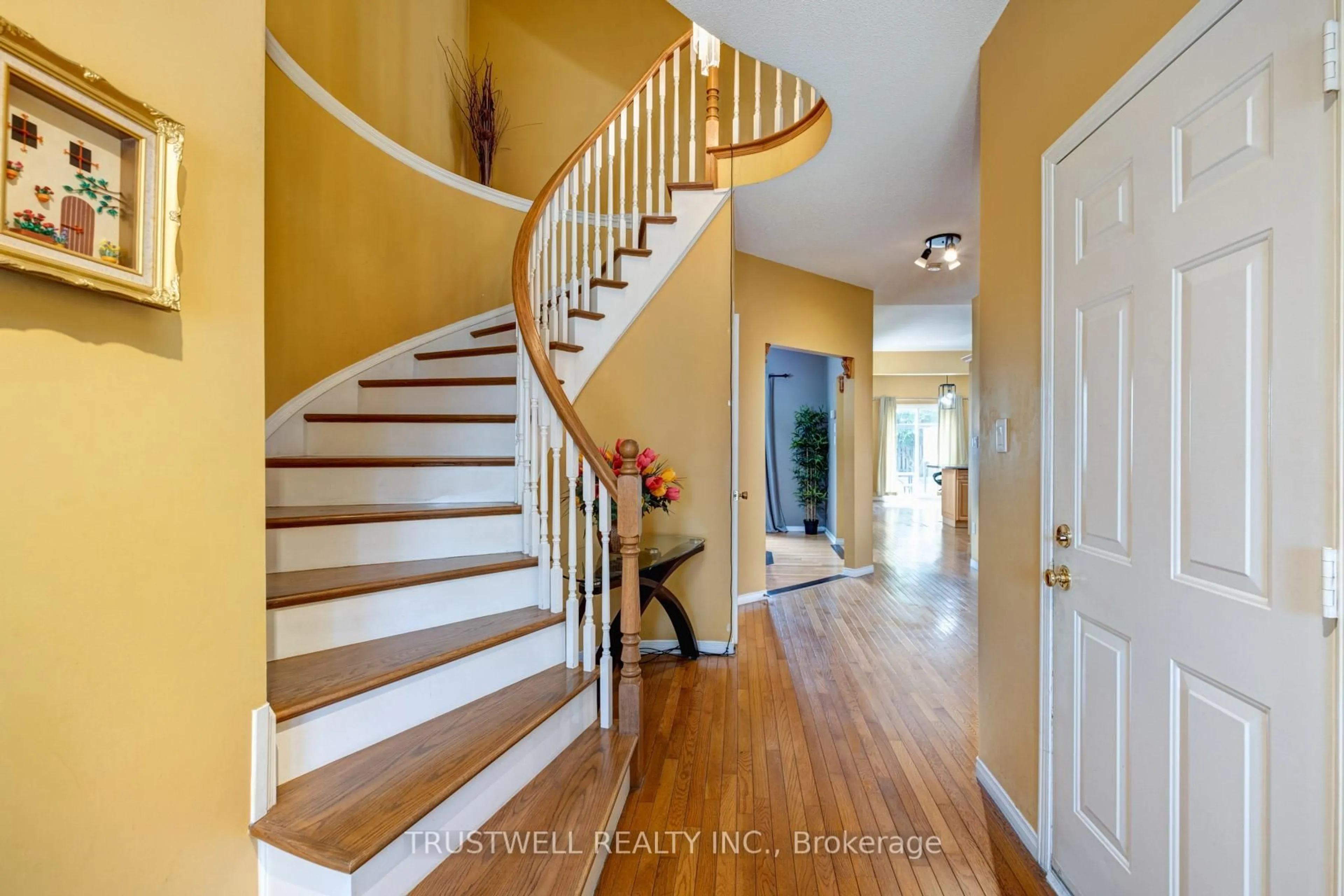 Indoor entryway for 10 Sedona Crt, Hamilton Ontario L9B 2R1