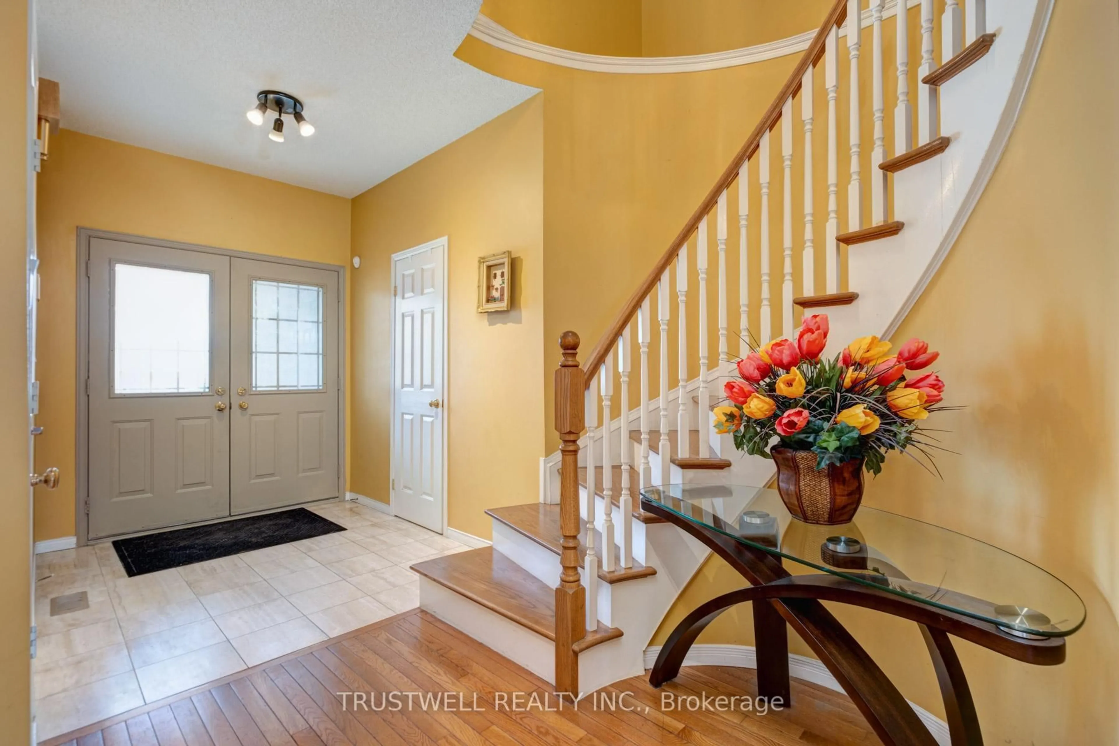 Indoor entryway for 10 Sedona Crt, Hamilton Ontario L9B 2R1