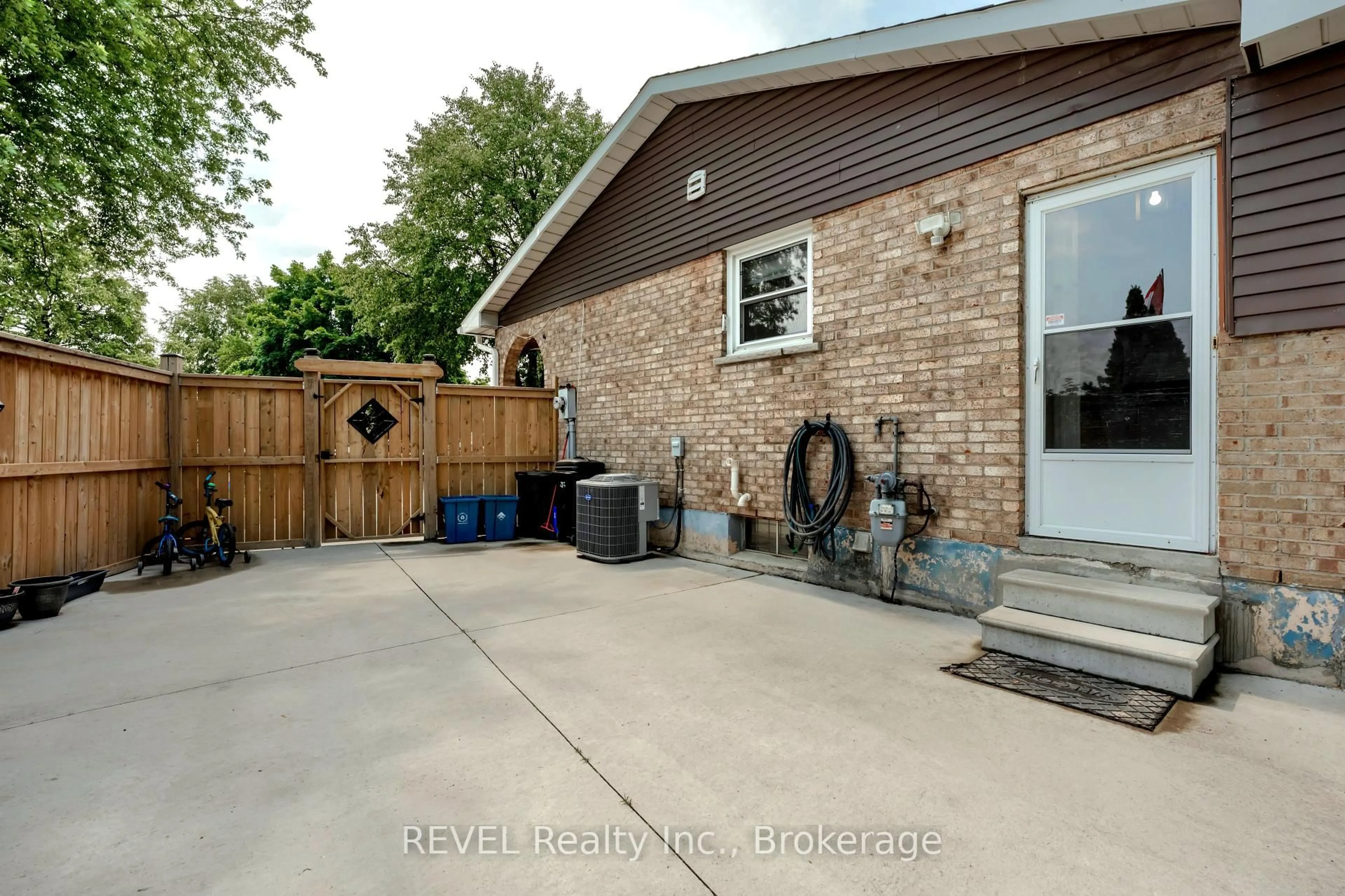 Unknown for 31 Deborah Crt, St. Catharines Ontario L2P 3R6