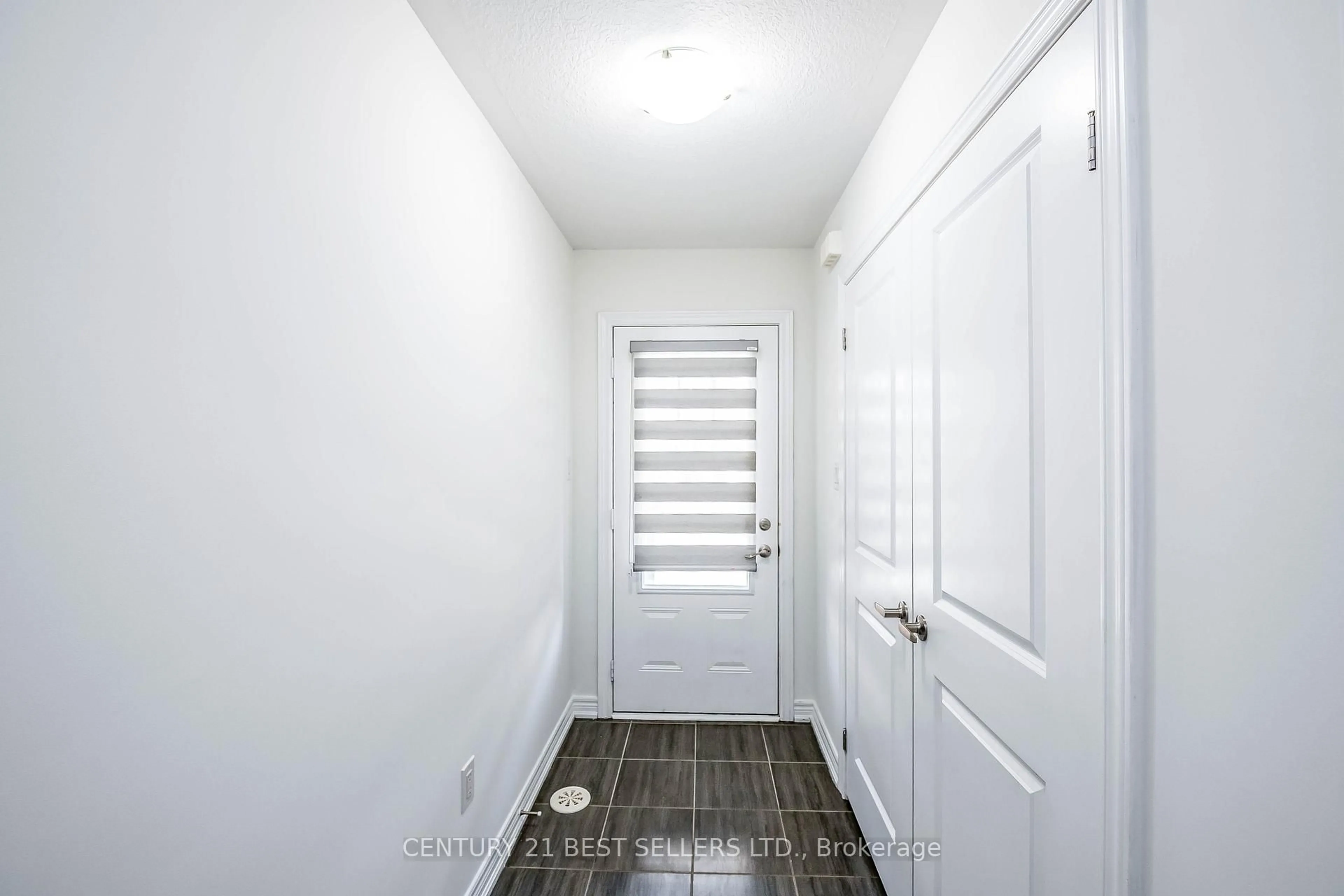 Indoor entryway for 23 Rapids Lane, Hamilton Ontario L8K 0A4