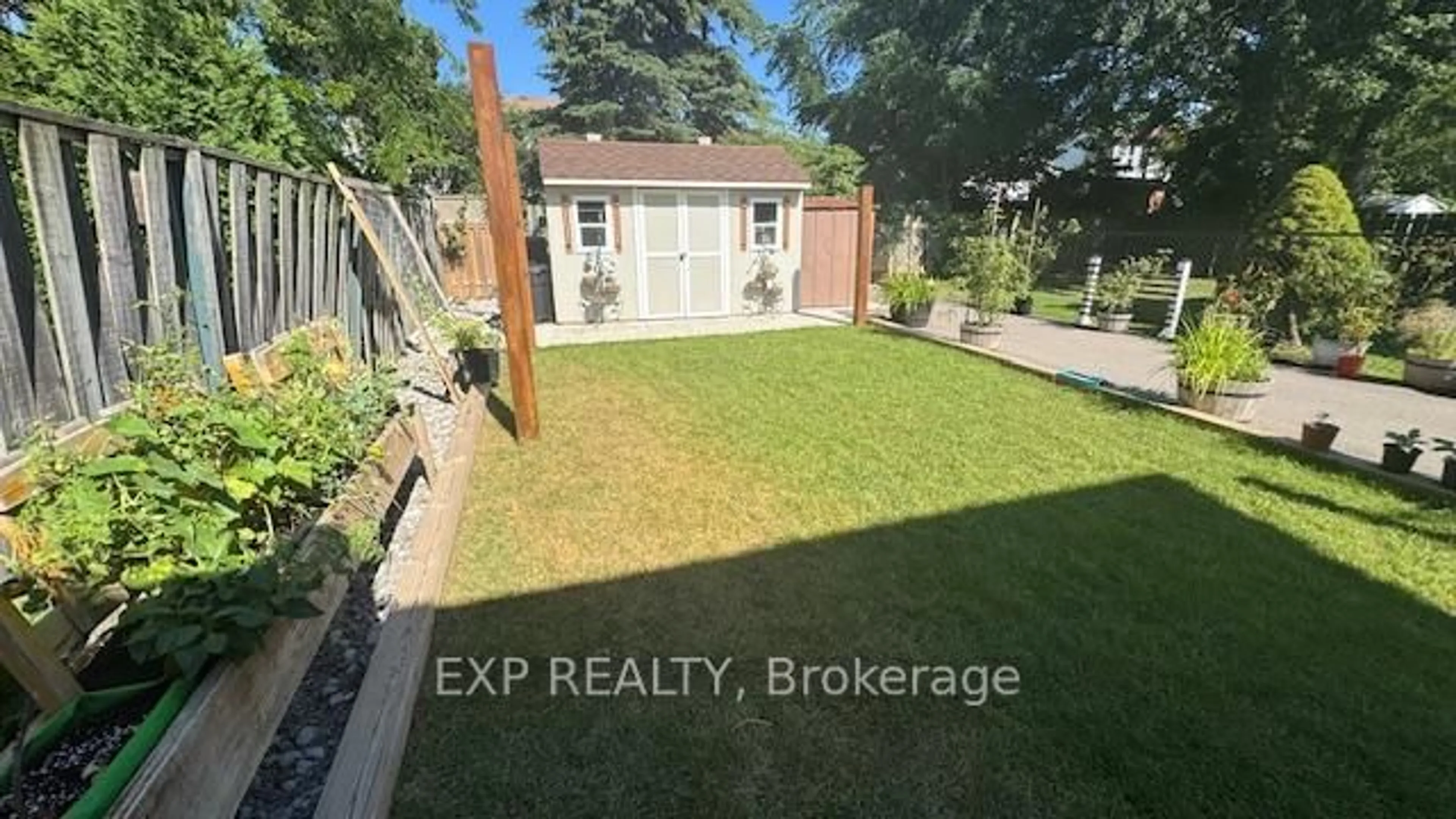 A pic from outside/outdoor area/front of a property/back of a property/a pic from drone, street for 8 Baldwin Circ, Thorold Ontario L2V 4H5