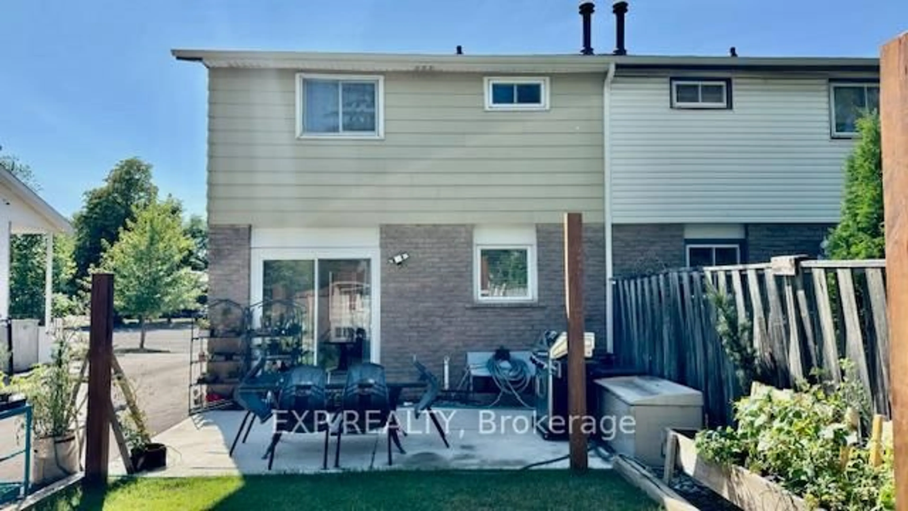 A pic from outside/outdoor area/front of a property/back of a property/a pic from drone, street for 8 Baldwin Circ, Thorold Ontario L2V 4H5