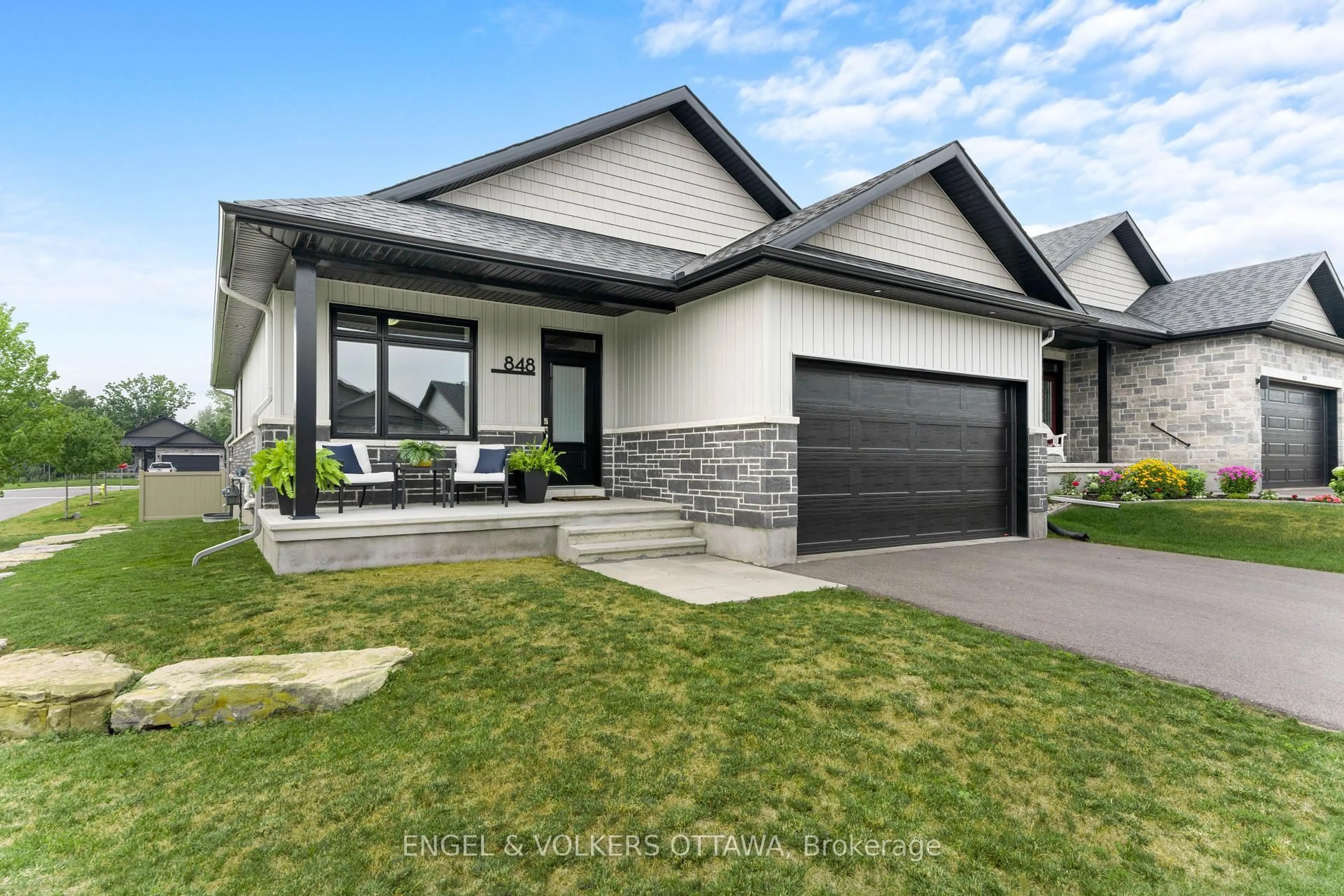 Home with vinyl exterior material, street for 848 Reaume St, Almonte Ontario K0A 1A0