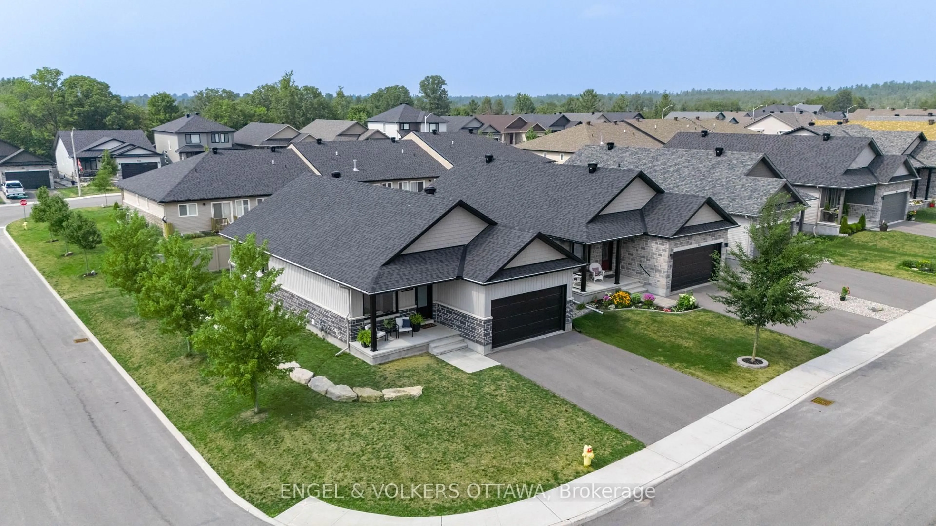 A pic from outside/outdoor area/front of a property/back of a property/a pic from drone, street for 848 Reaume St, Almonte Ontario K0A 1A0