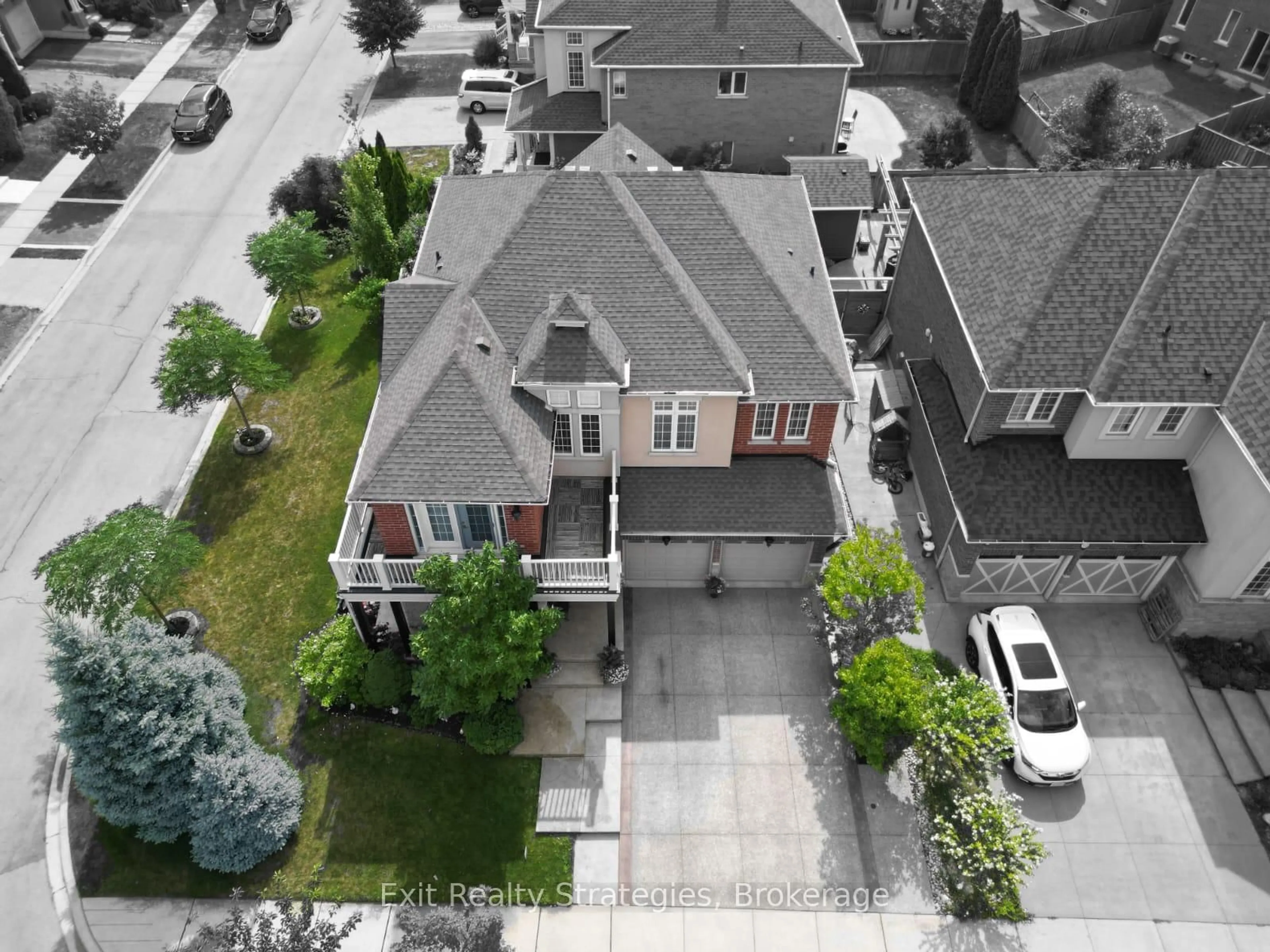 A pic from outside/outdoor area/front of a property/back of a property/a pic from drone, street for 100 Springstead Ave, Hamilton Ontario L8E 6E9