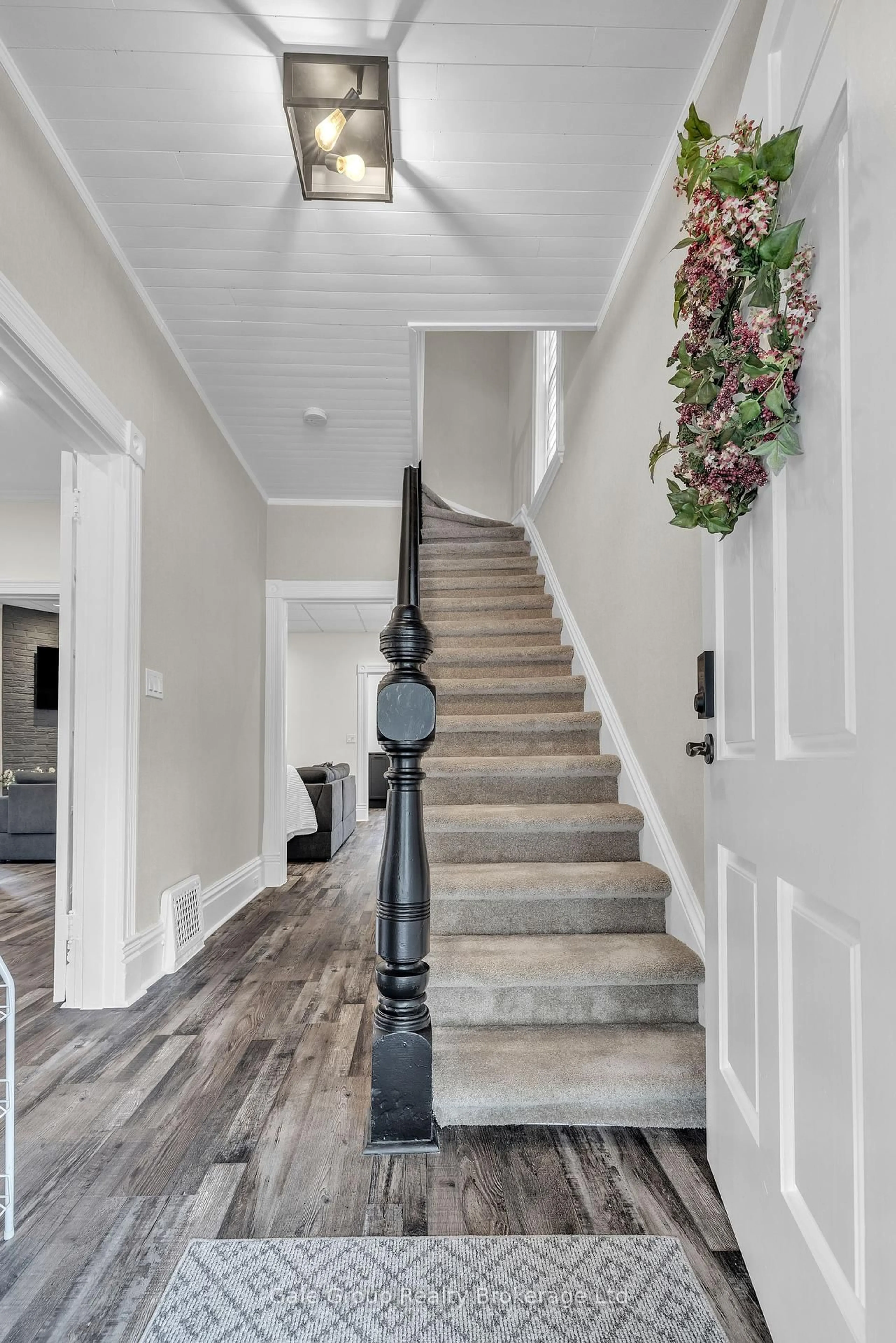 Indoor entryway for 577 GEORGE St, Woodstock Ontario N4S 4J7