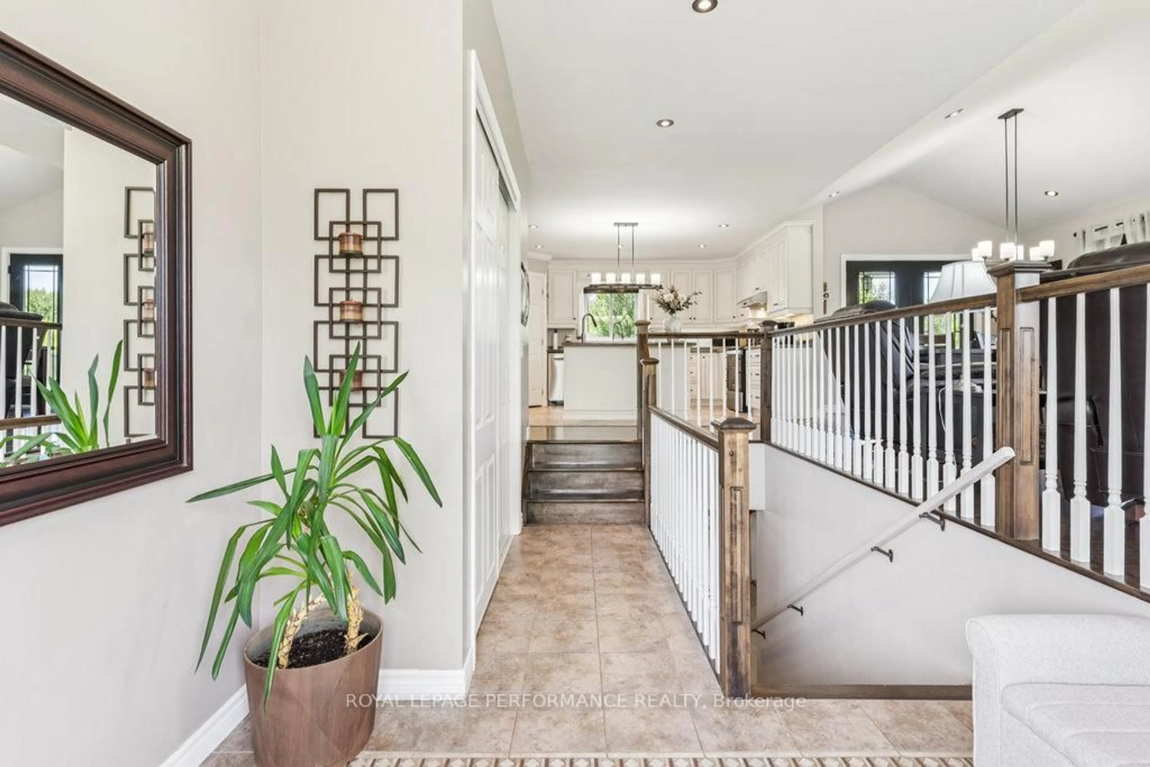 Indoor entryway for 401 Baseline Rd, Clarence-Rockland Ontario K4K 1K9