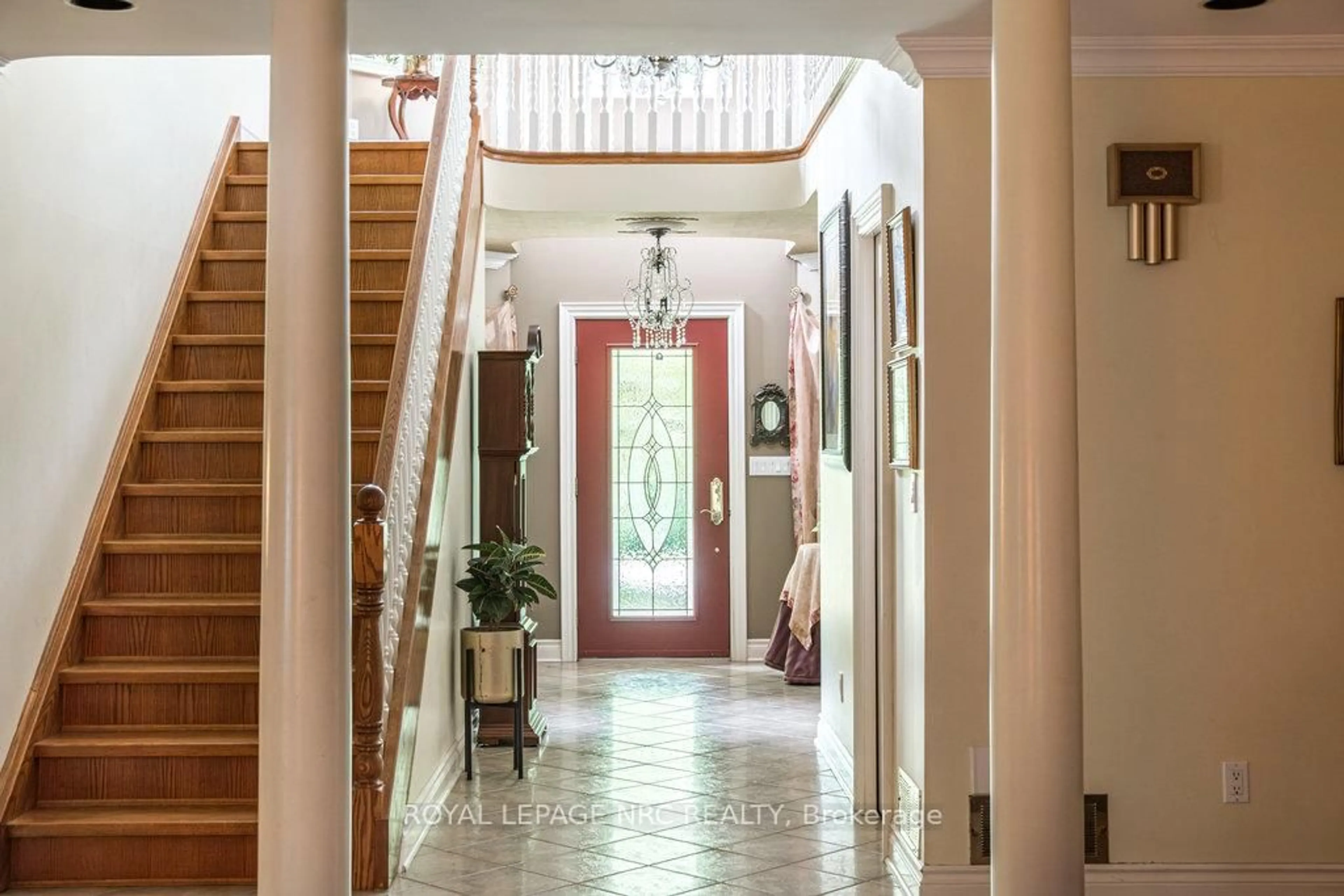 Indoor foyer for 1110 CENTRE St, Pelham Ontario L0S 1C0