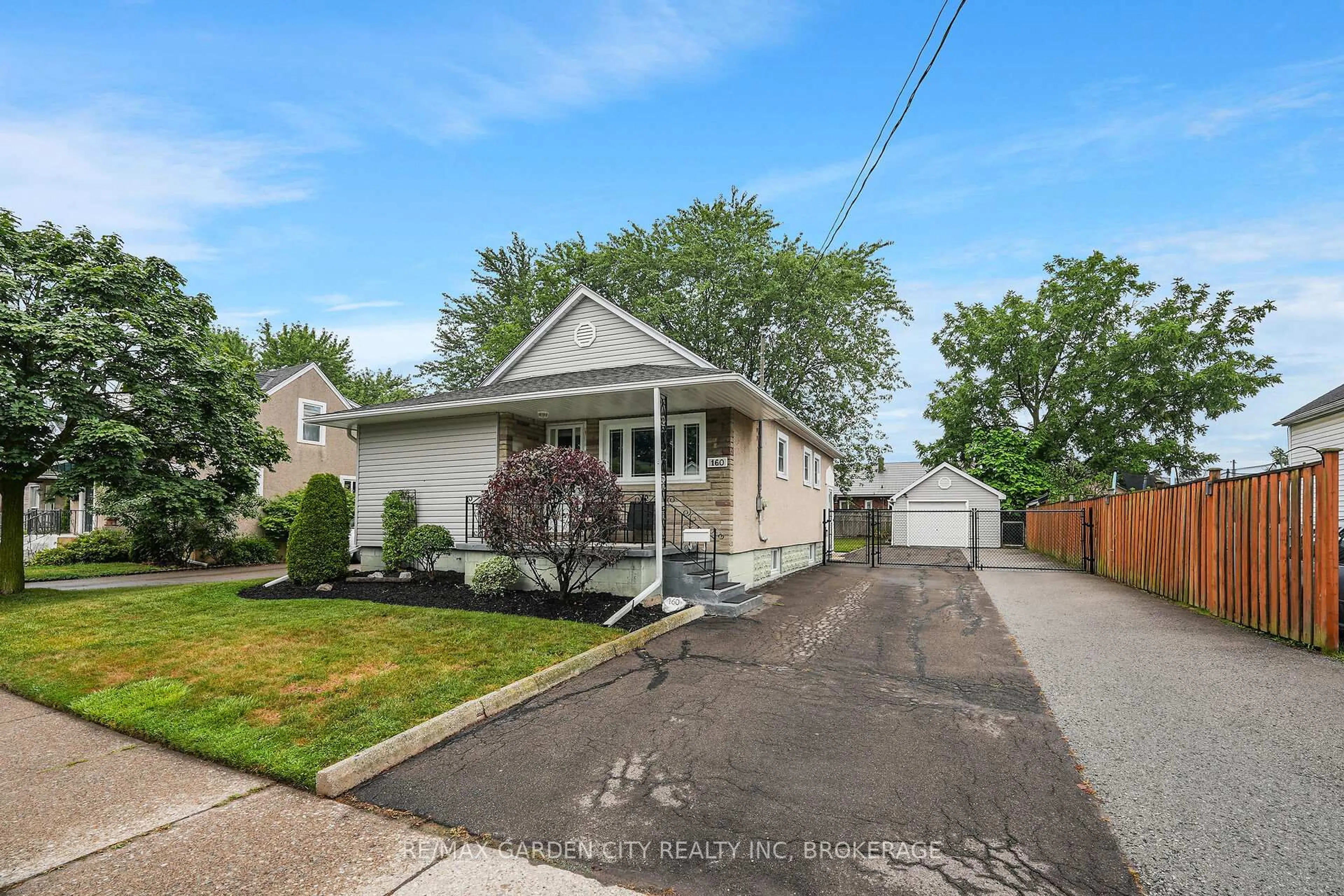 A pic from outside/outdoor area/front of a property/back of a property/a pic from drone, street for 160 McAlpine Ave, Welland Ontario L3B 1T6