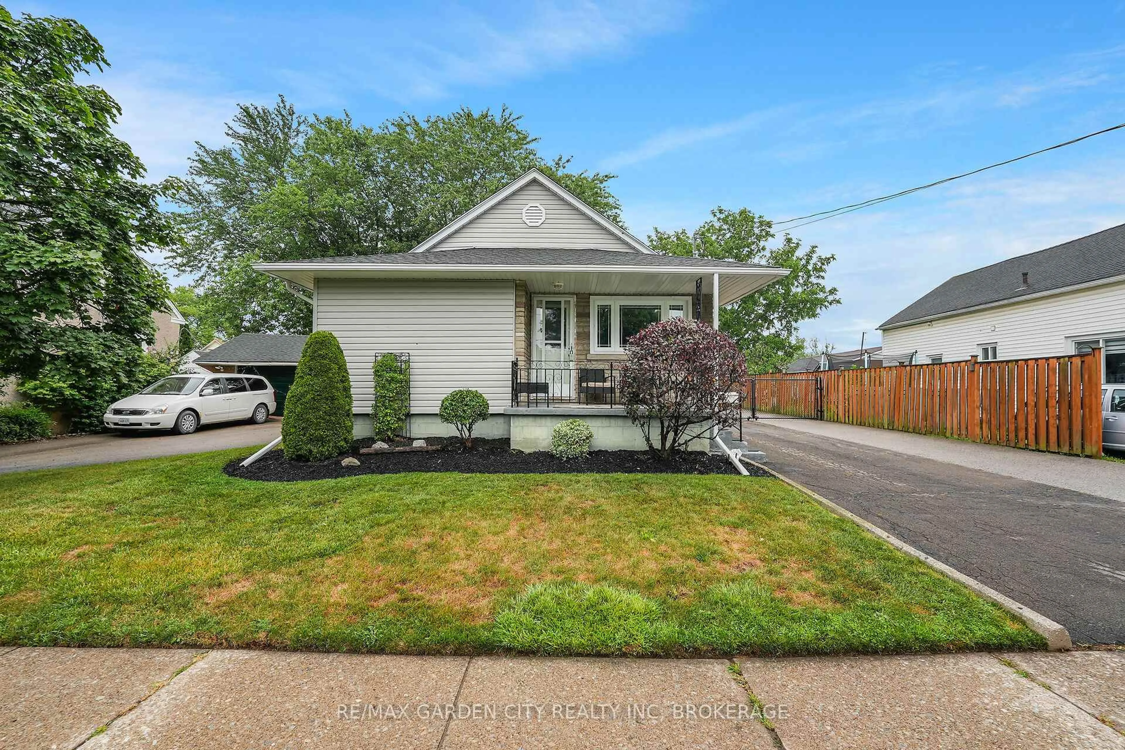 Home with vinyl exterior material, street for 160 McAlpine Ave, Welland Ontario L3B 1T6