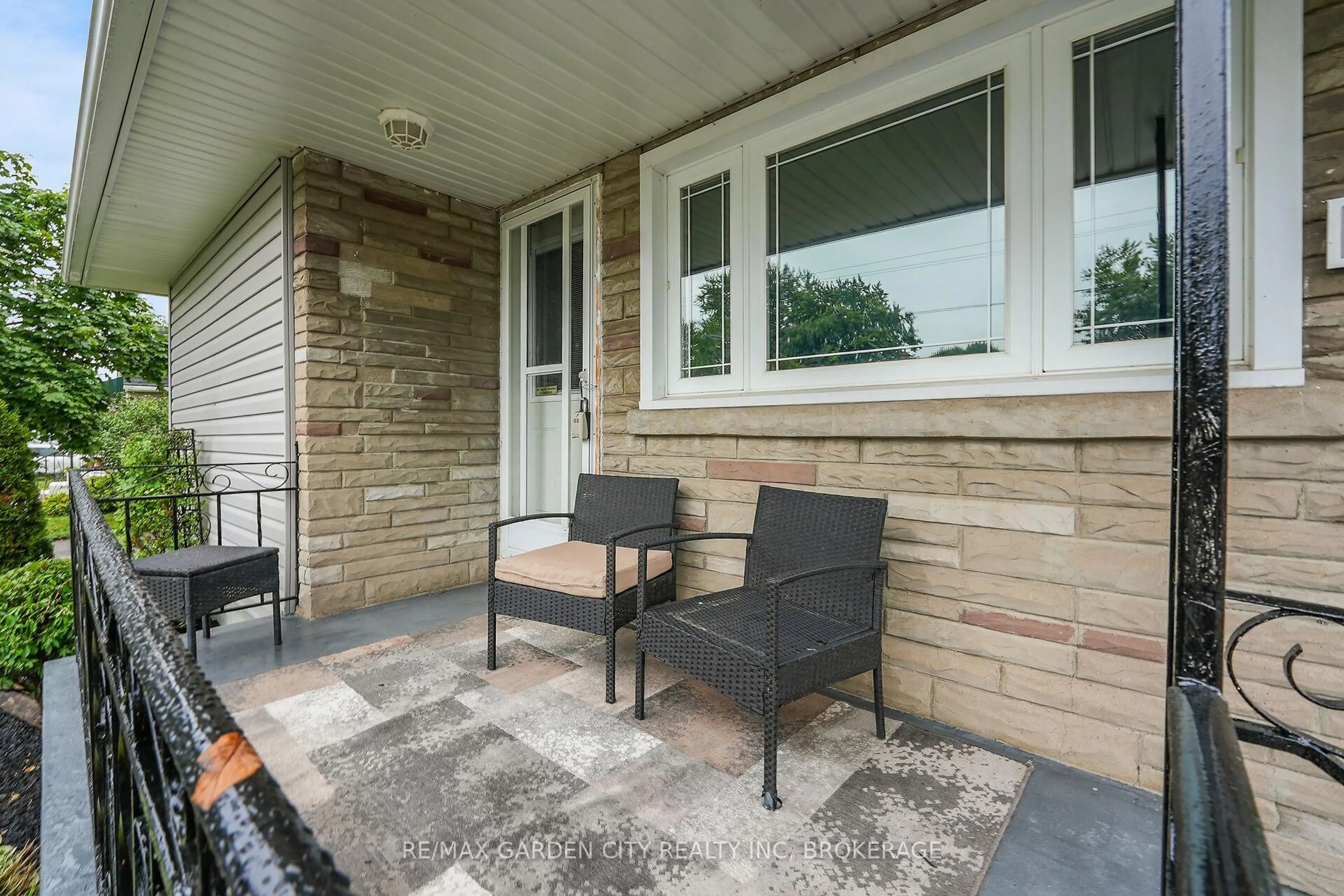 Patio, street for 160 McAlpine Ave, Welland Ontario L3B 1T6