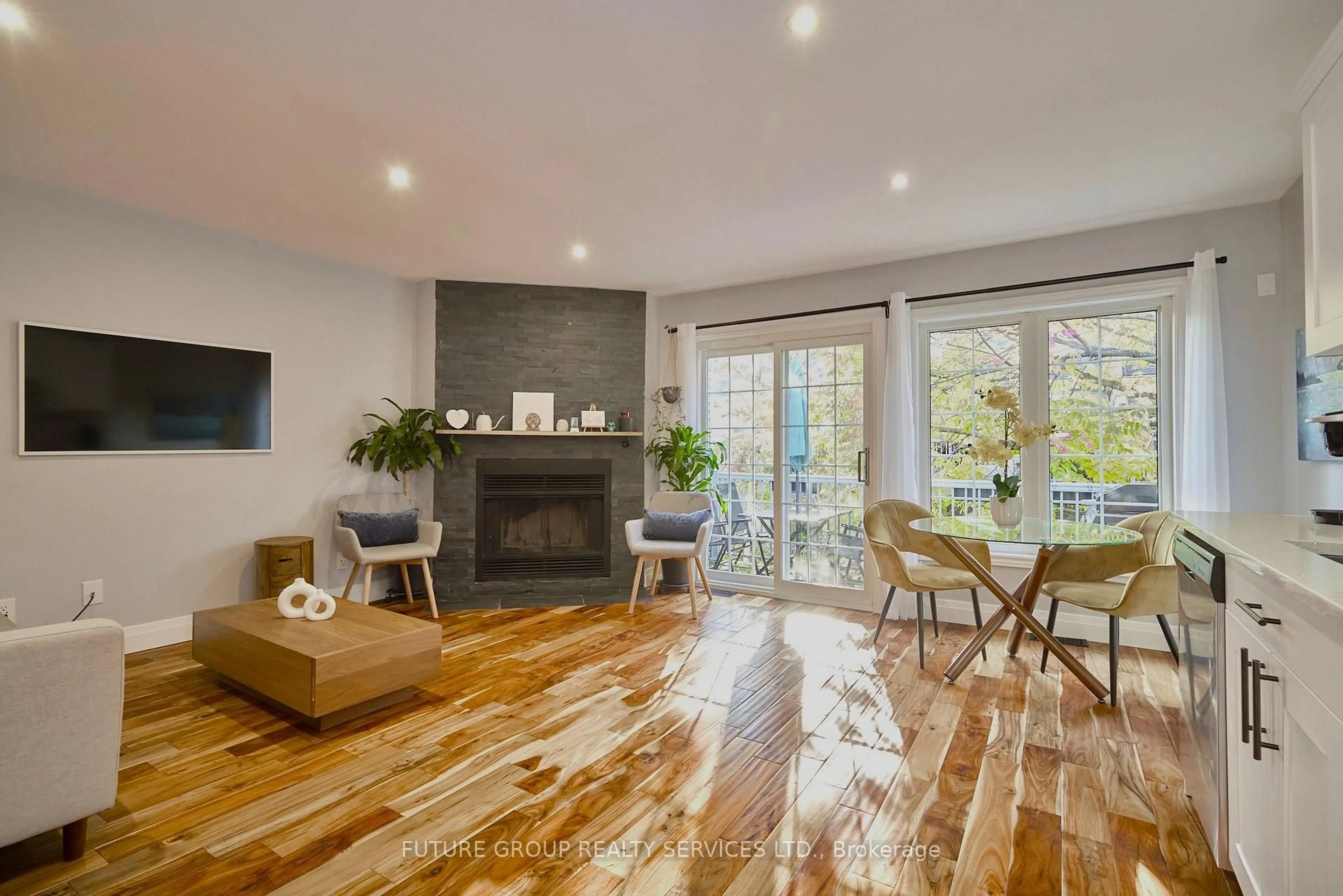 Living room with furniture, wood/laminate floor for 146 Settlers Way #49, Blue Mountains Ontario L9Y 0N9