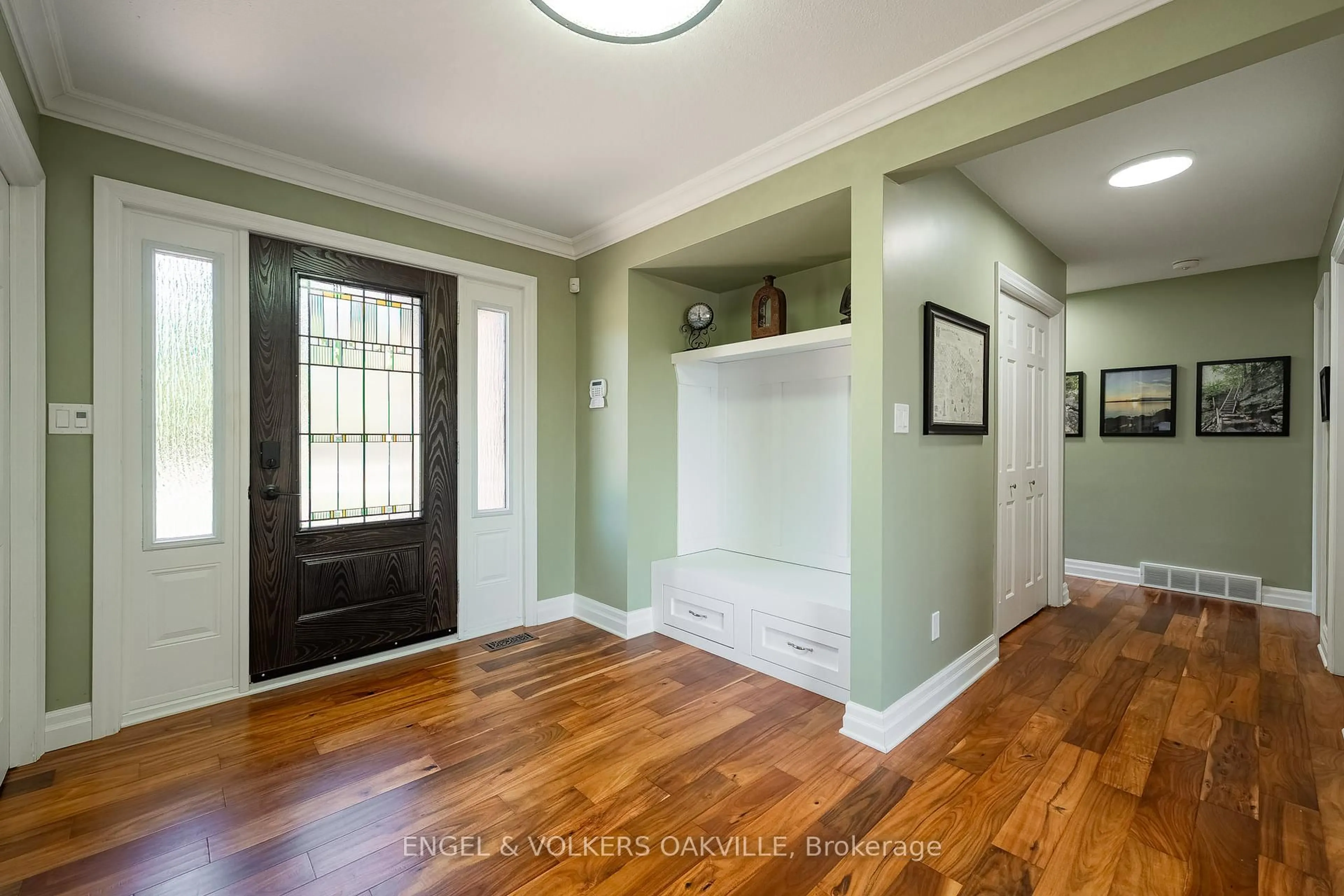 Indoor entryway for 15578 Niagara Pkwy, Niagara-on-the-Lake Ontario L0S 1J0