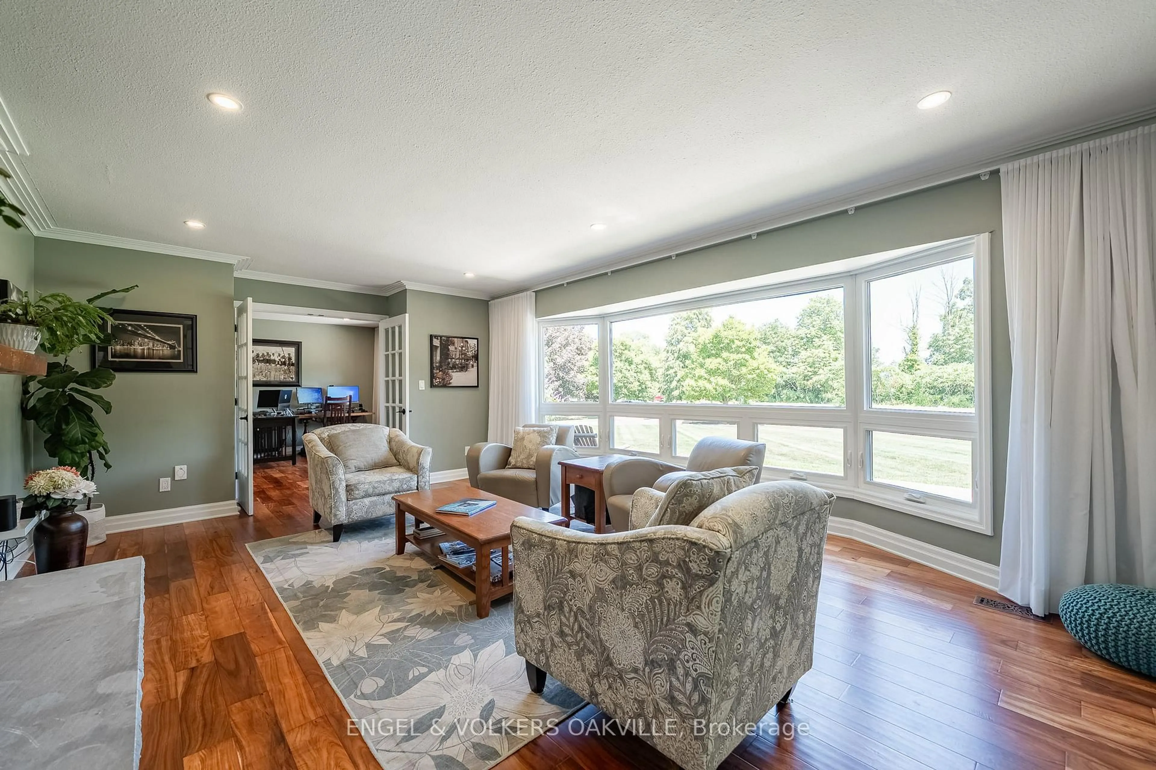 Living room with furniture, unknown for 15578 Niagara Pkwy, Niagara-on-the-Lake Ontario L0S 1J0