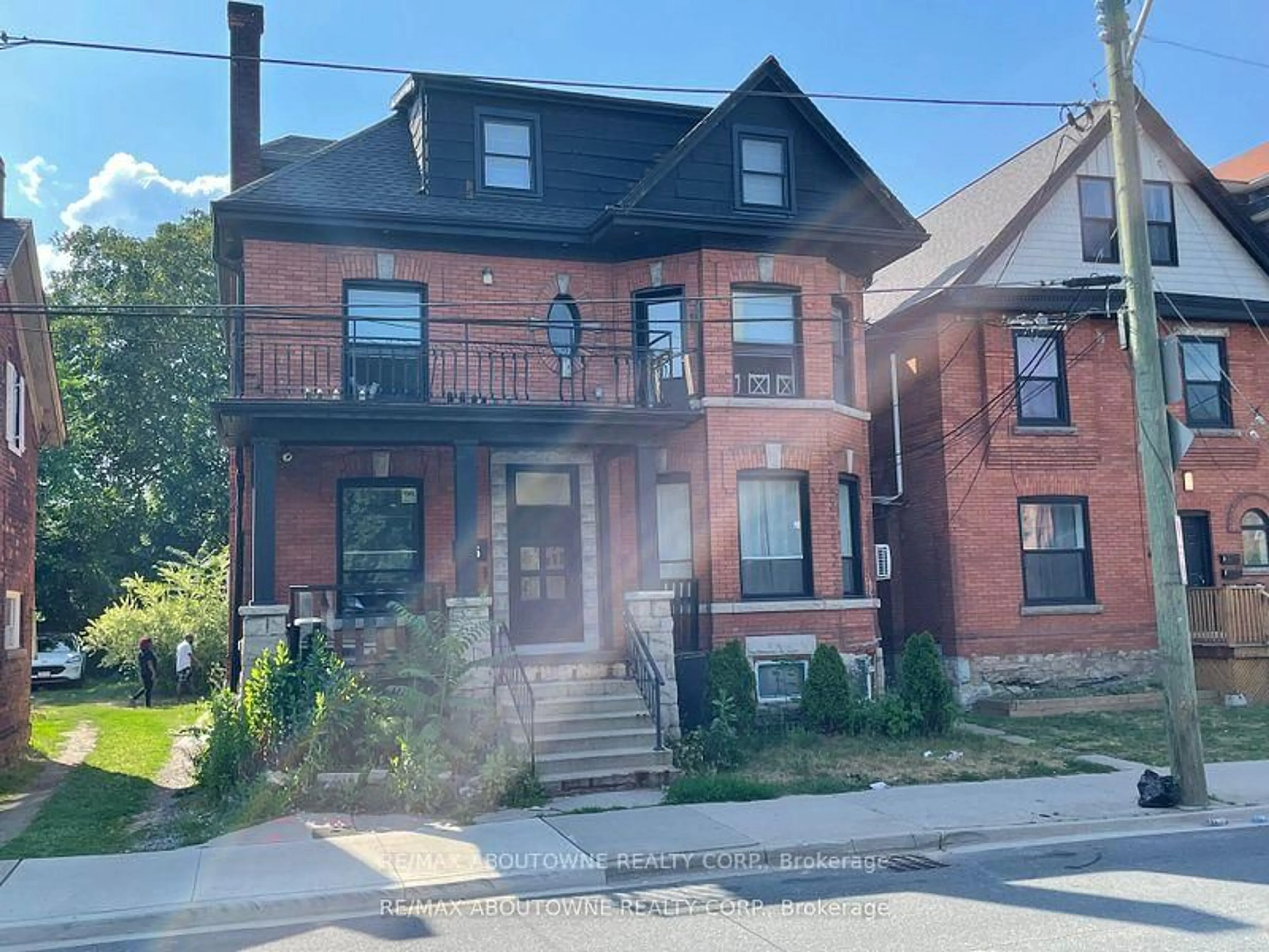 Home with brick exterior material, street for 66 Wellington St, Hamilton Ontario L8N 2R1