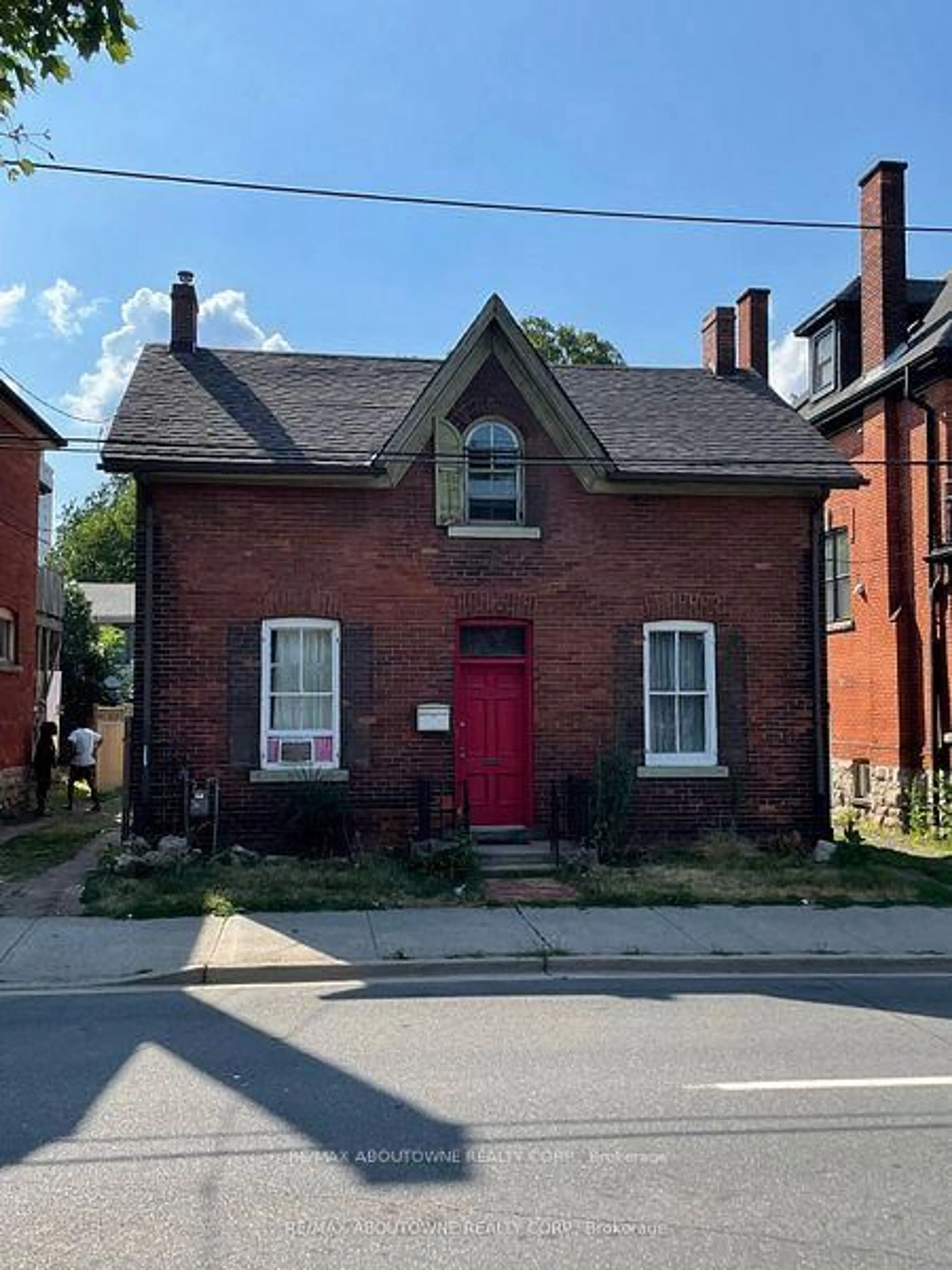 Home with brick exterior material, building for 70 Wellington St, Hamilton Ontario L8N 2R1
