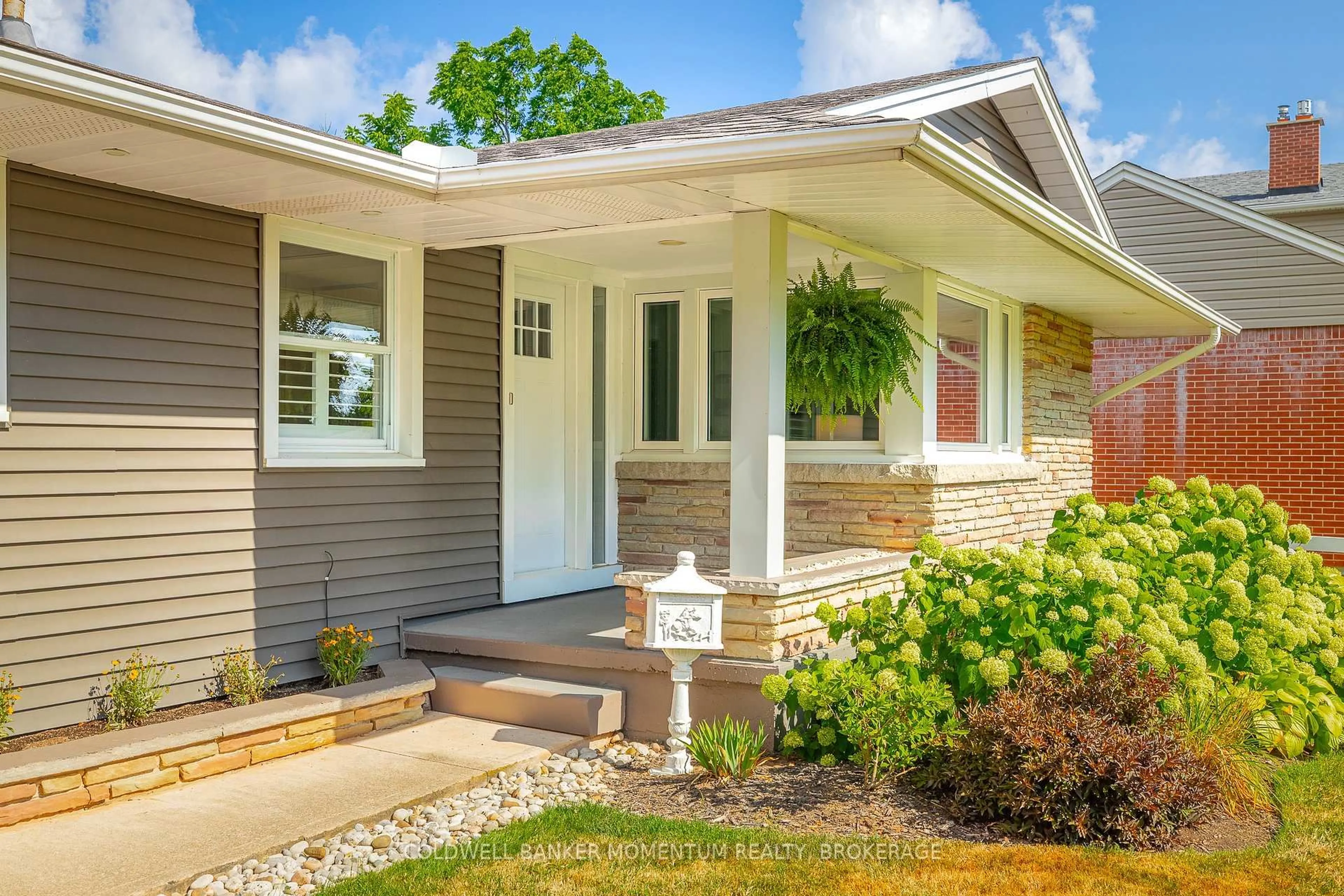 Home with vinyl exterior material, street for 30 CHERRYHILL Dr, Grimsby Ontario L3M 3B5