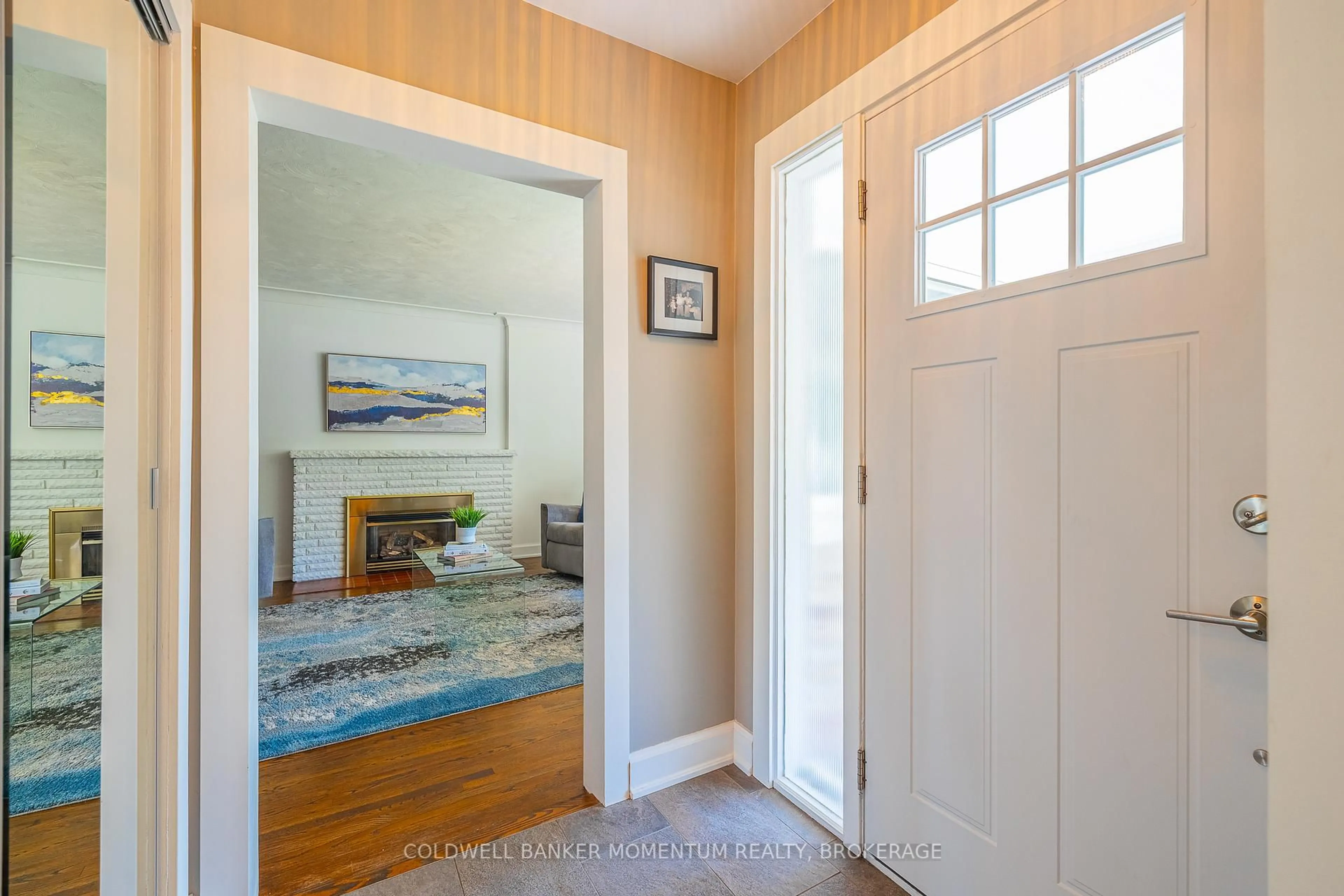 Indoor entryway for 30 CHERRYHILL Dr, Grimsby Ontario L3M 3B5