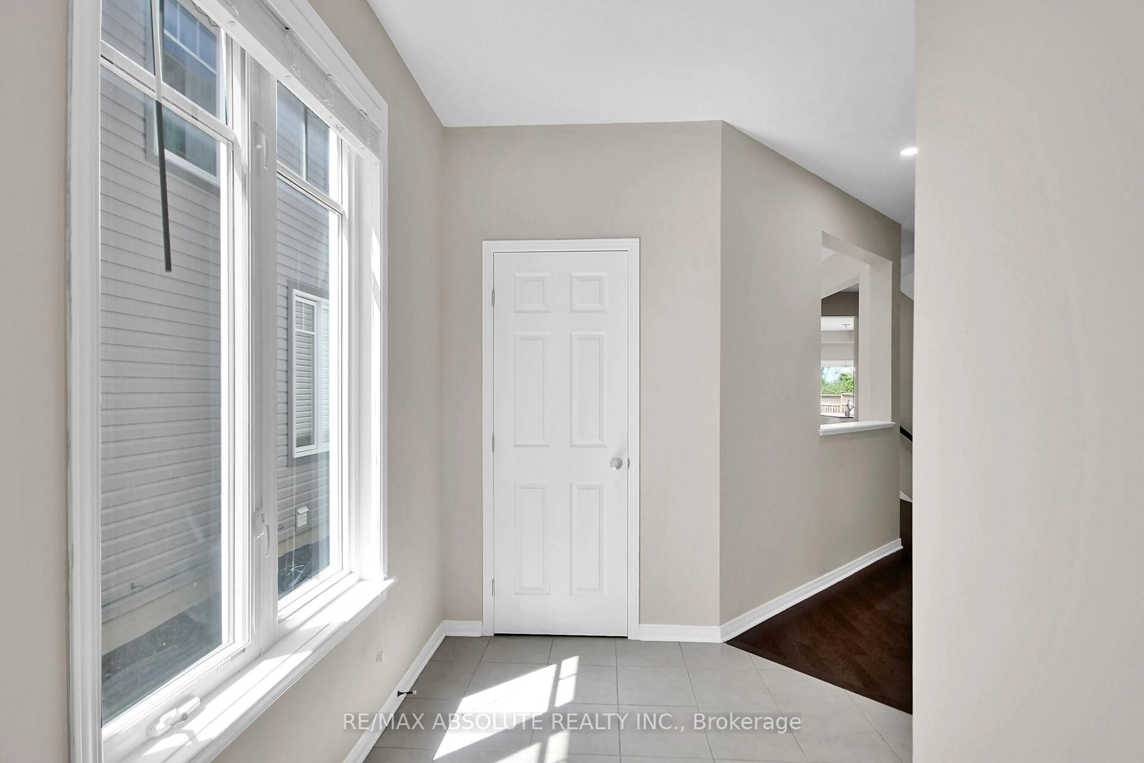 Indoor entryway for 54 TAPADERO Ave, Ottawa Ontario K2S 1B6