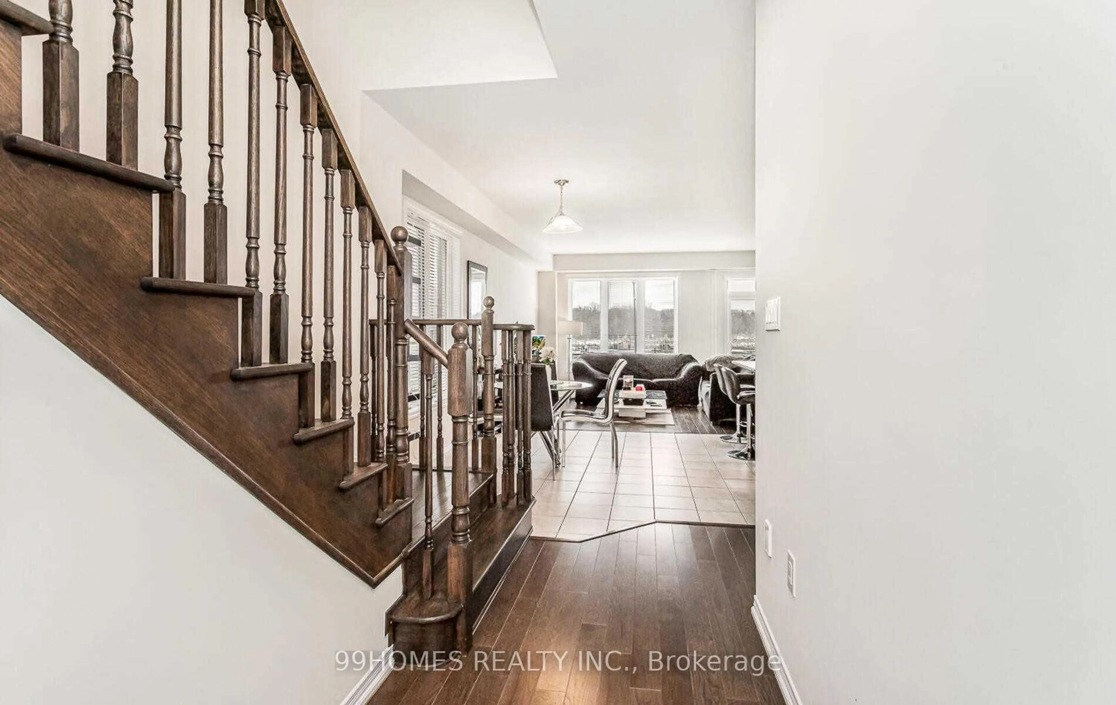Indoor entryway for 7845 Dockweed Dr, Niagara Falls Ontario L2H 3R9