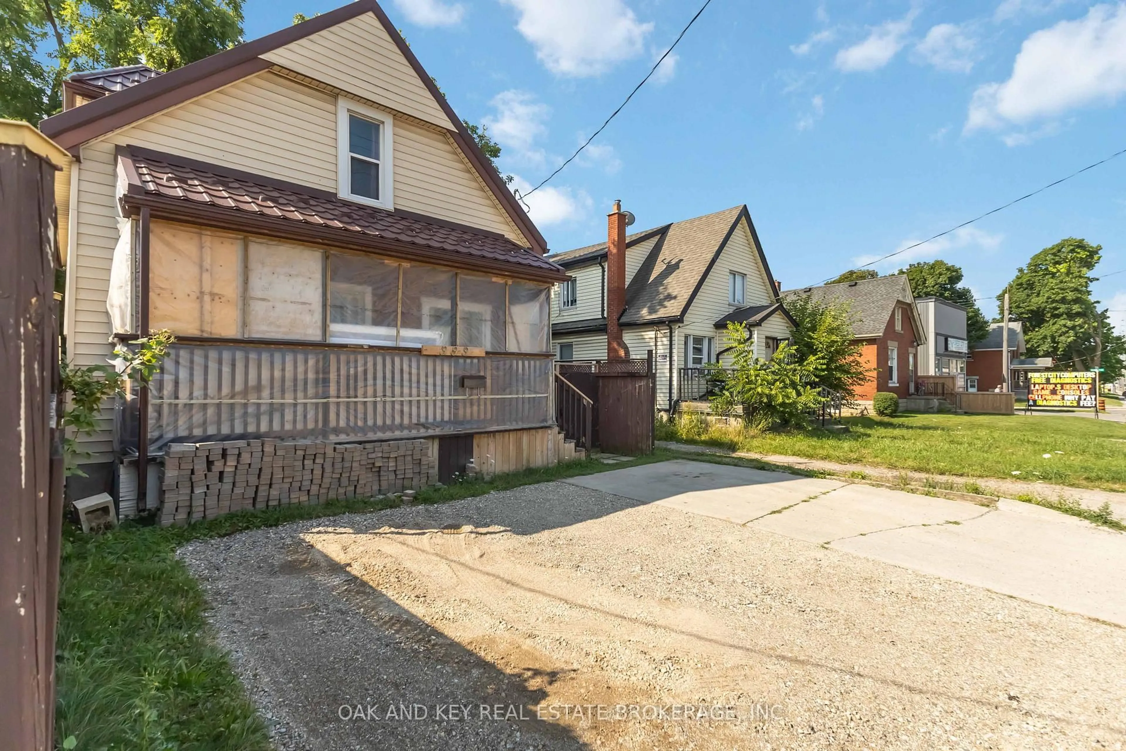 A pic from outside/outdoor area/front of a property/back of a property/a pic from drone, street for 999 Oxford St, London East Ontario N5Y 3K6