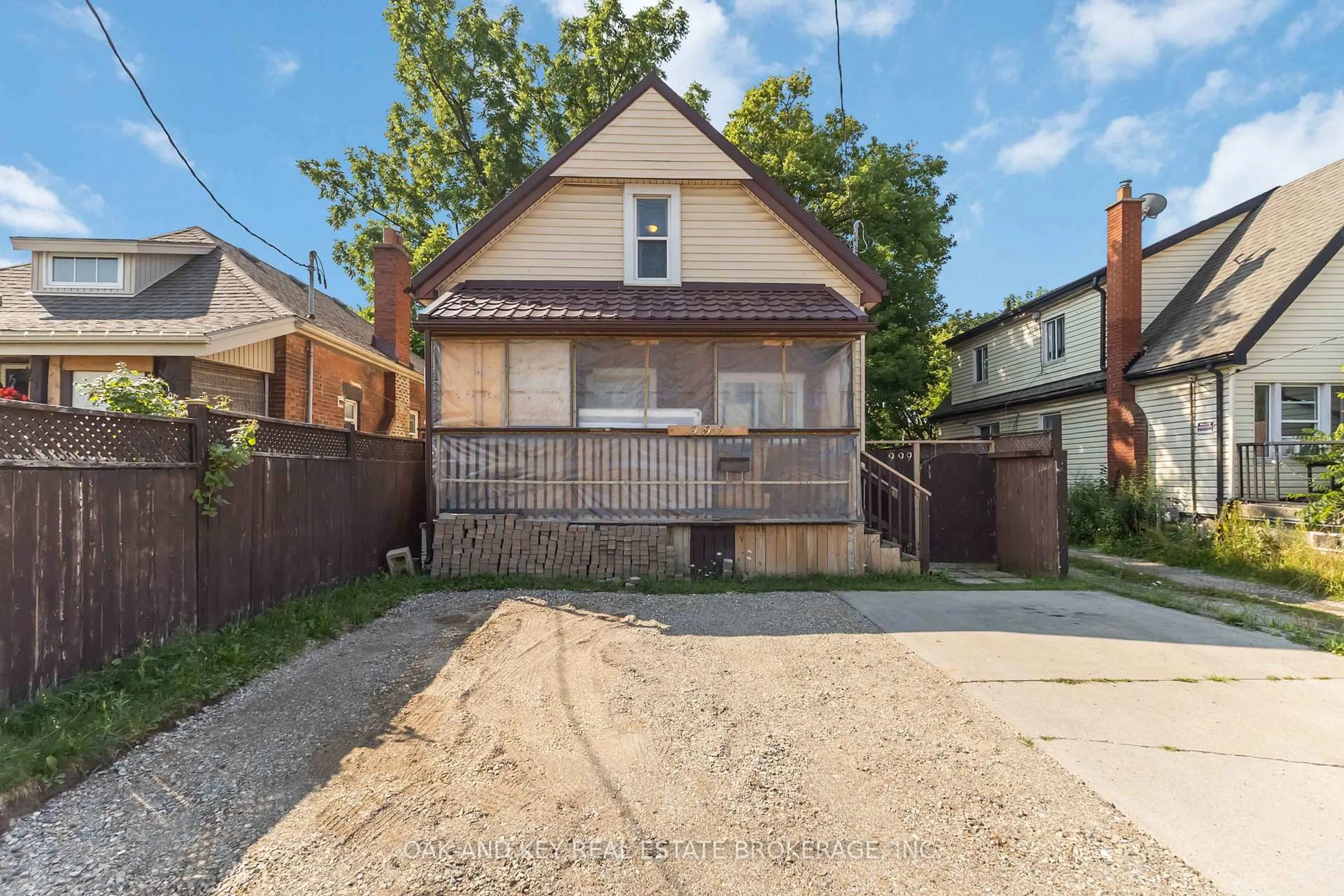 A pic from outside/outdoor area/front of a property/back of a property/a pic from drone, street for 999 Oxford St, London East Ontario N5Y 3K6